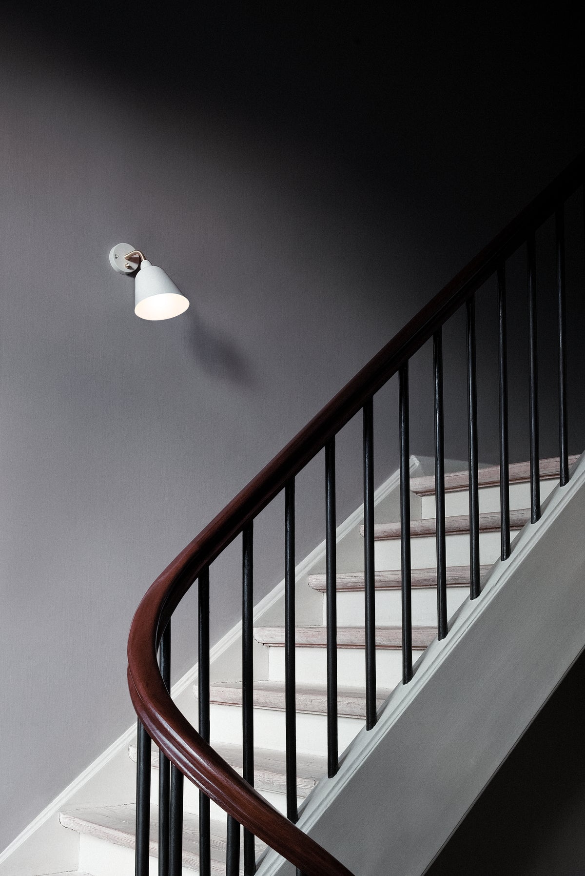 BELLEVUE AJ9 wall lamp in black with brass finish