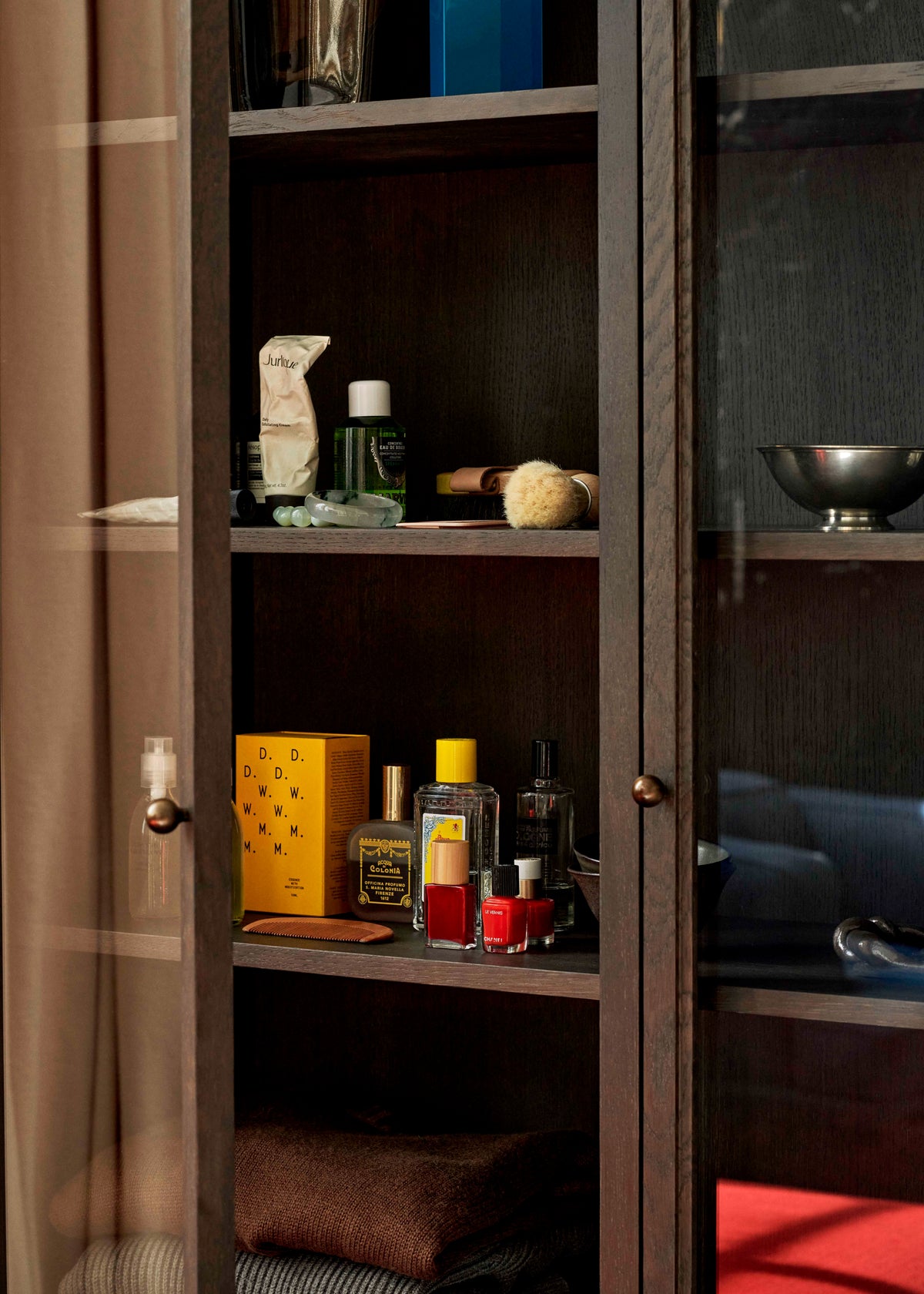 TRACE SC88 display cabinet in dark lacquered oak
