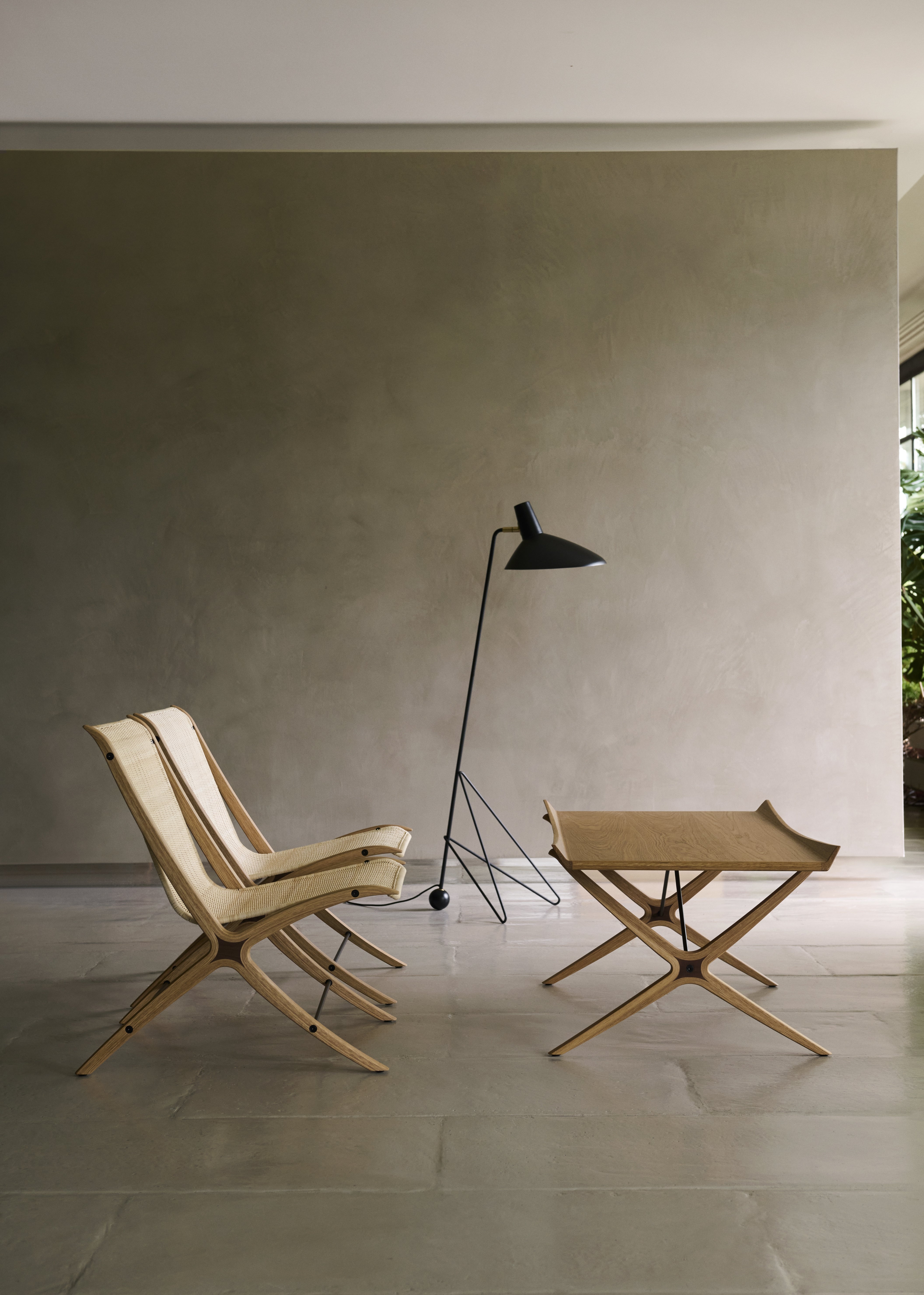 TRIPOD HM8 Black Floor Lamp