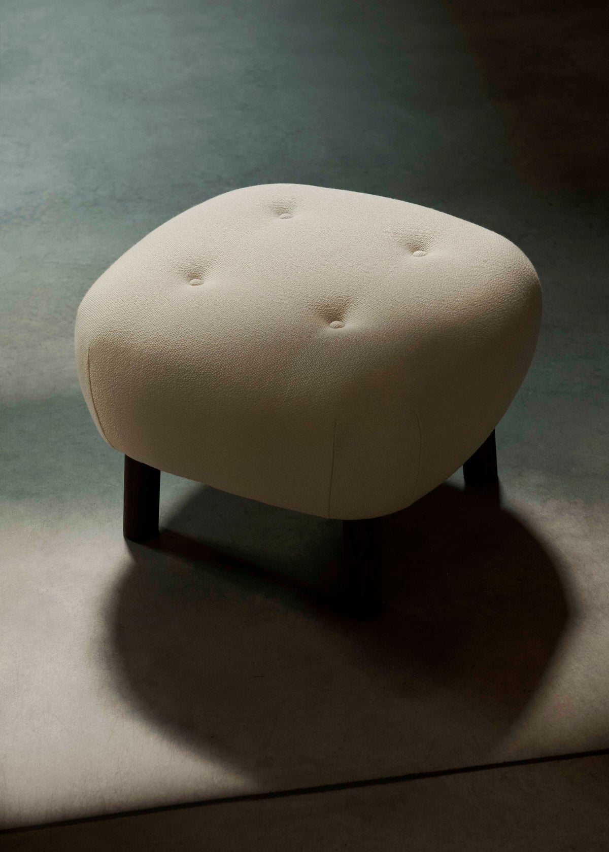 Upholstered footrest ATD1 with an oak base