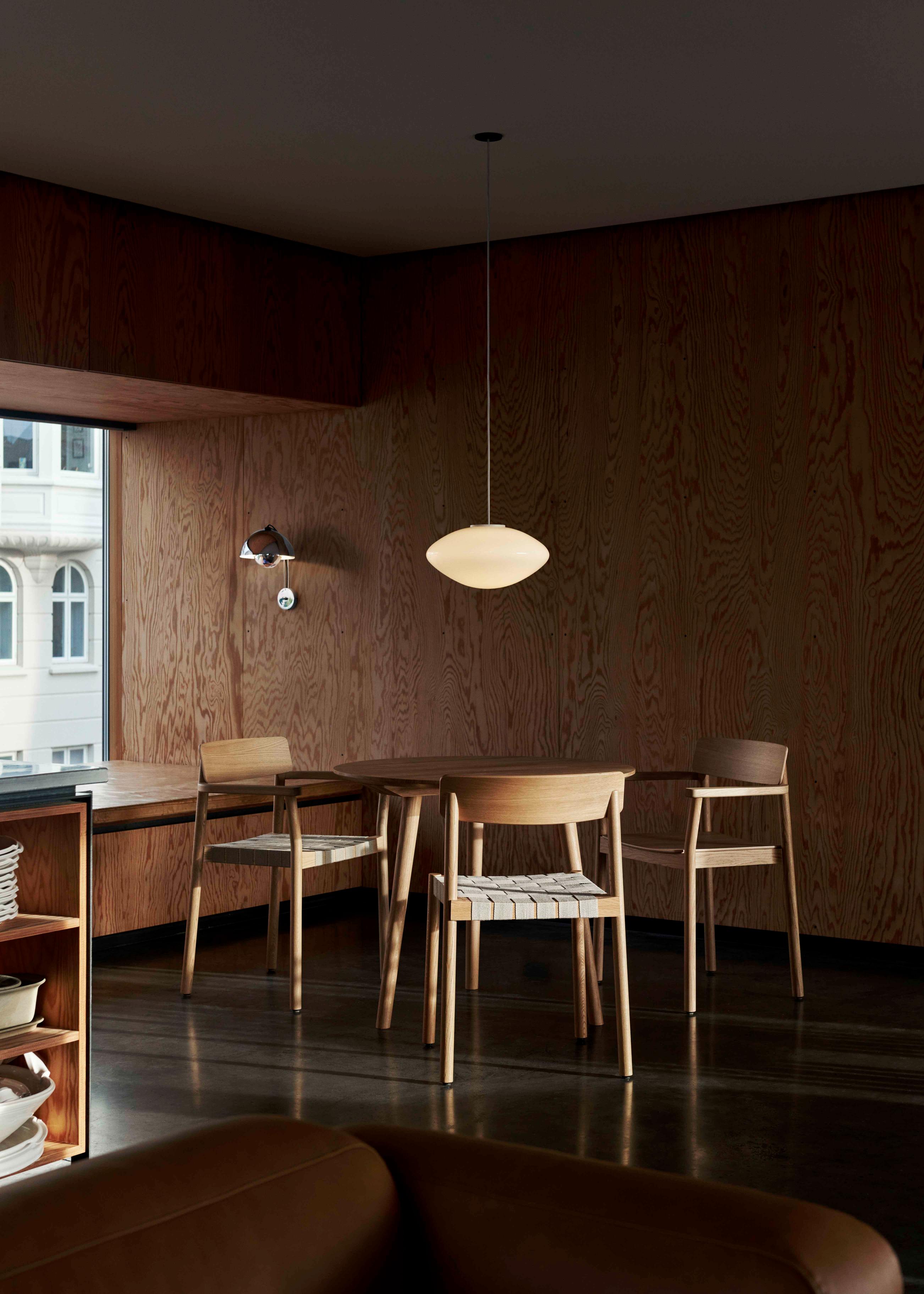 IN BETWEEN Round Table Smoked Oiled Oak