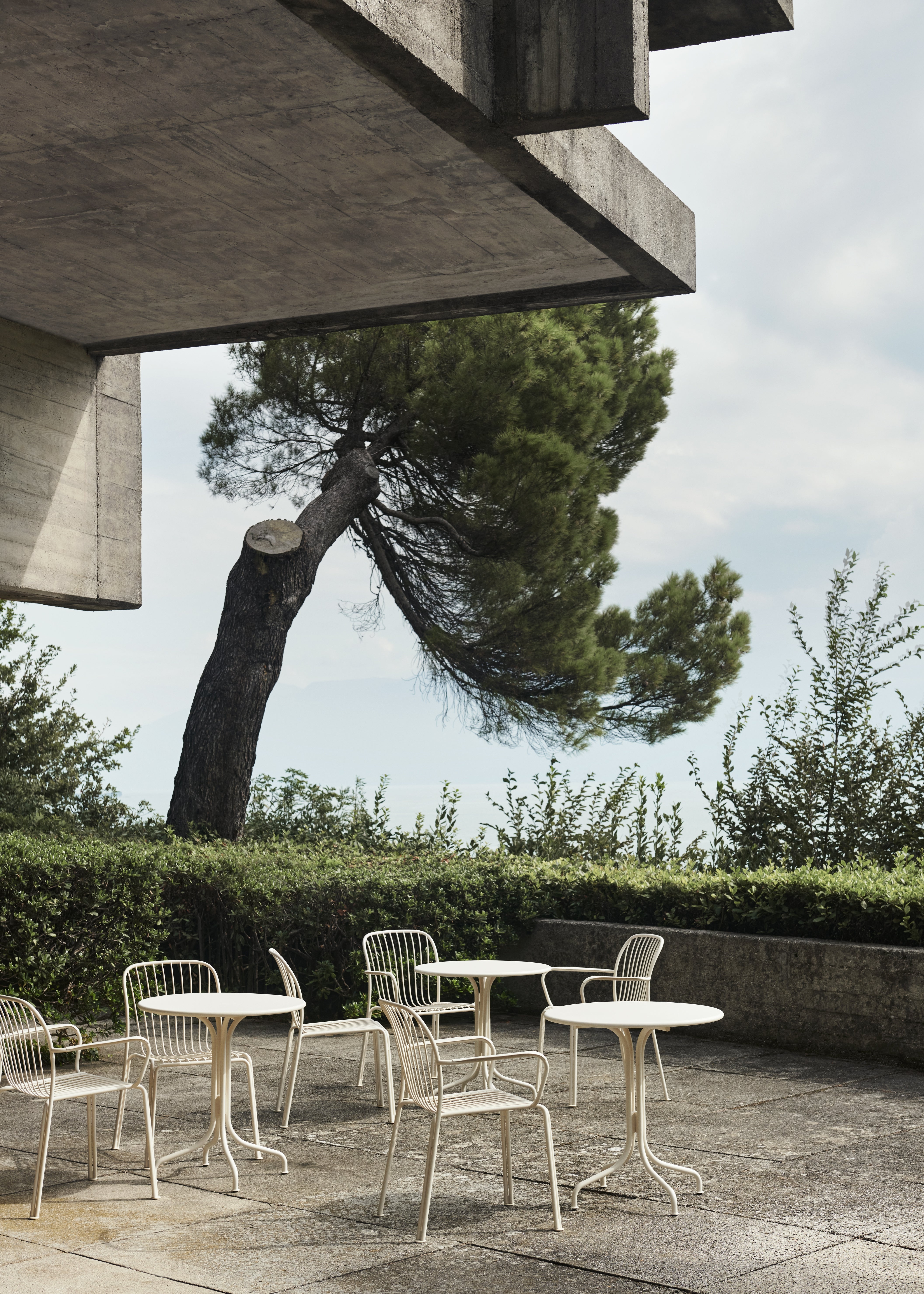 Round outdoor table THORVALD SC96 black