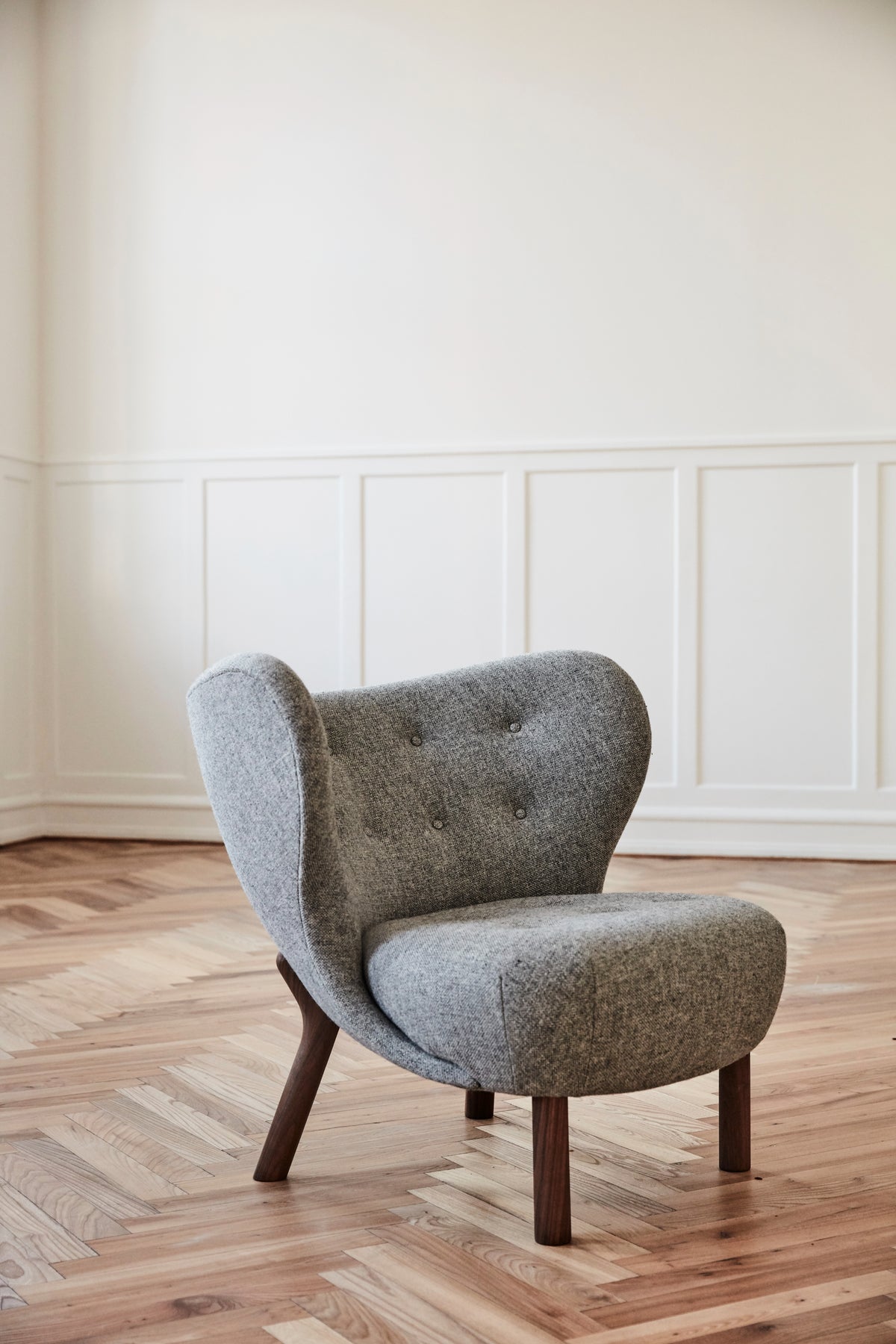 LITTLE PETRA VB1 upholstered armchair with a walnut base