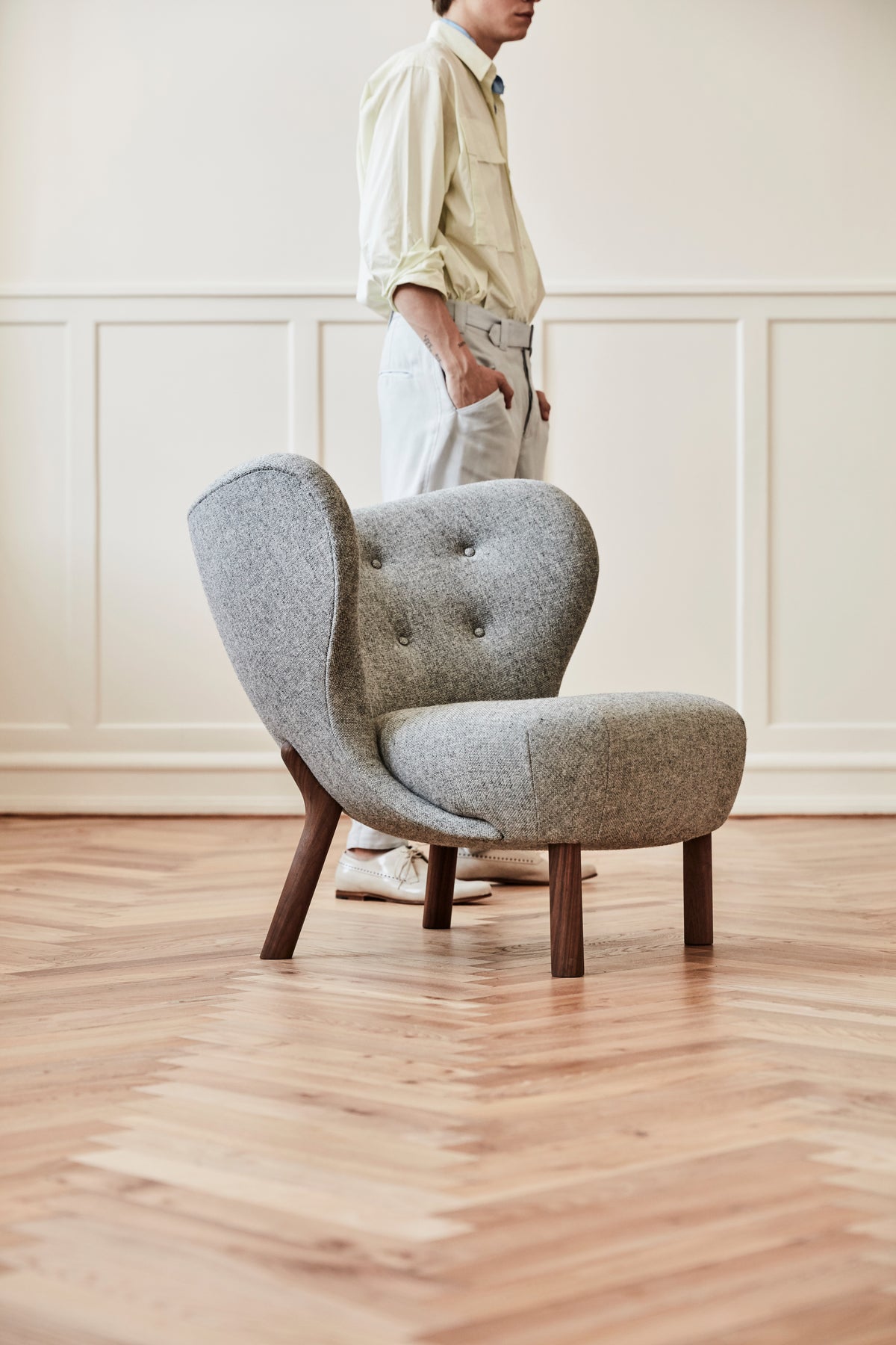 LITTLE PETRA VB1 upholstered armchair with a walnut base