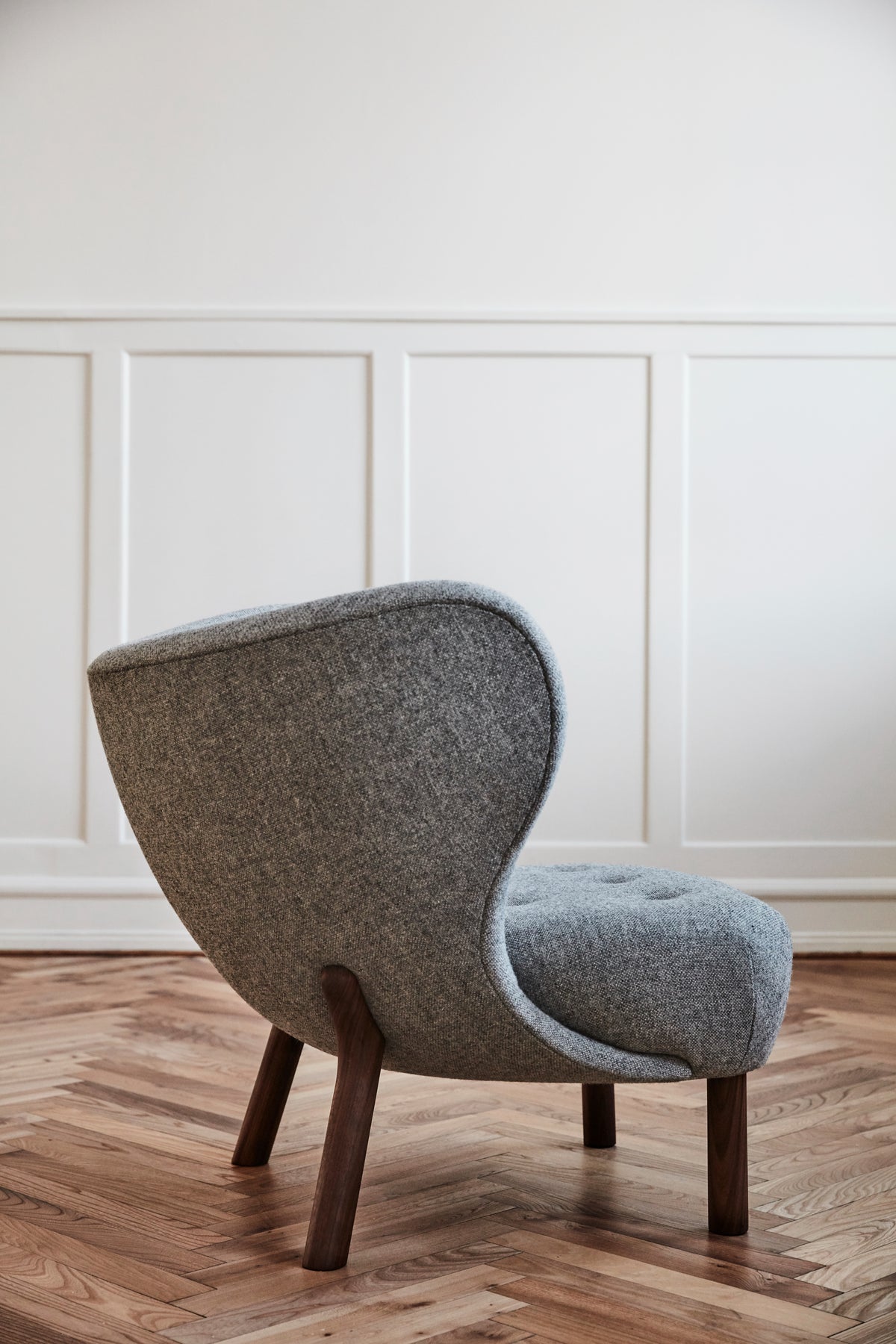 LITTLE PETRA VB1 upholstered armchair with a walnut base