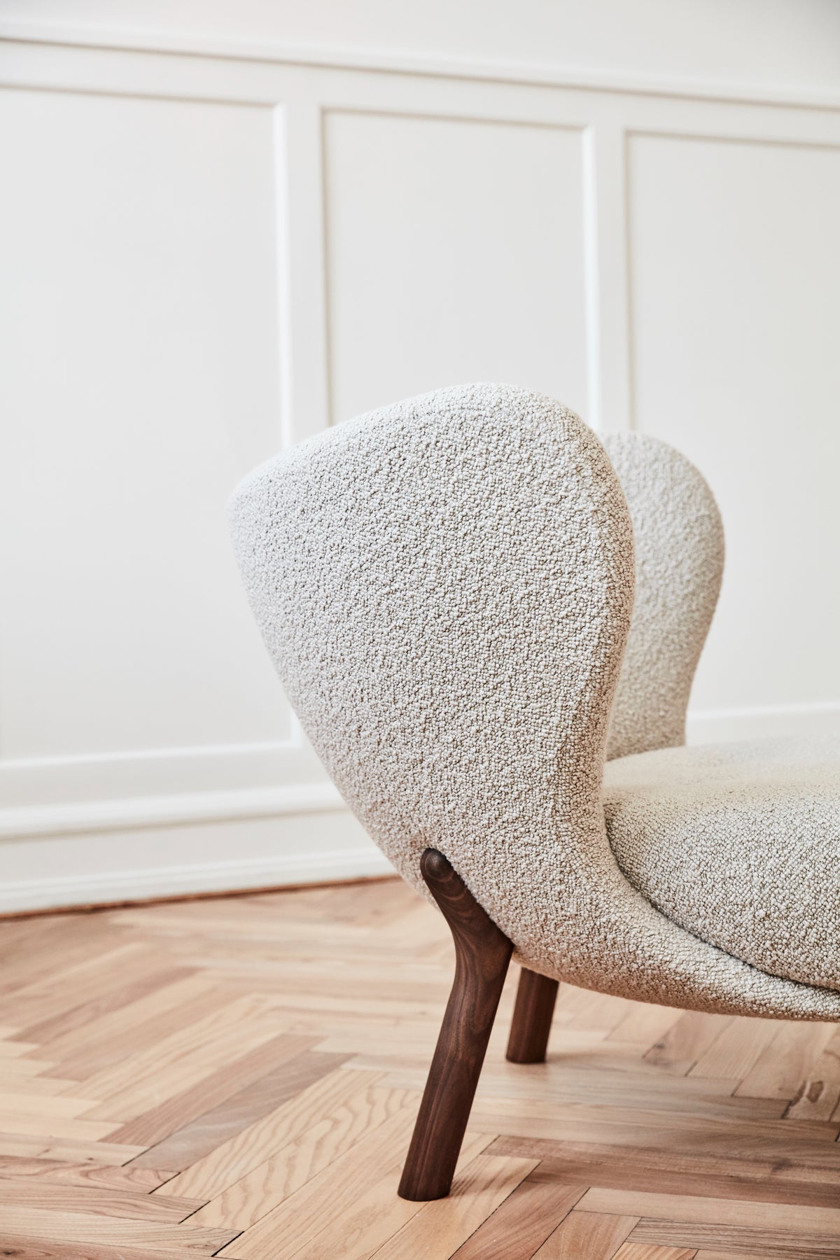 LITTLE PETRA VB1 upholstered armchair with a walnut base