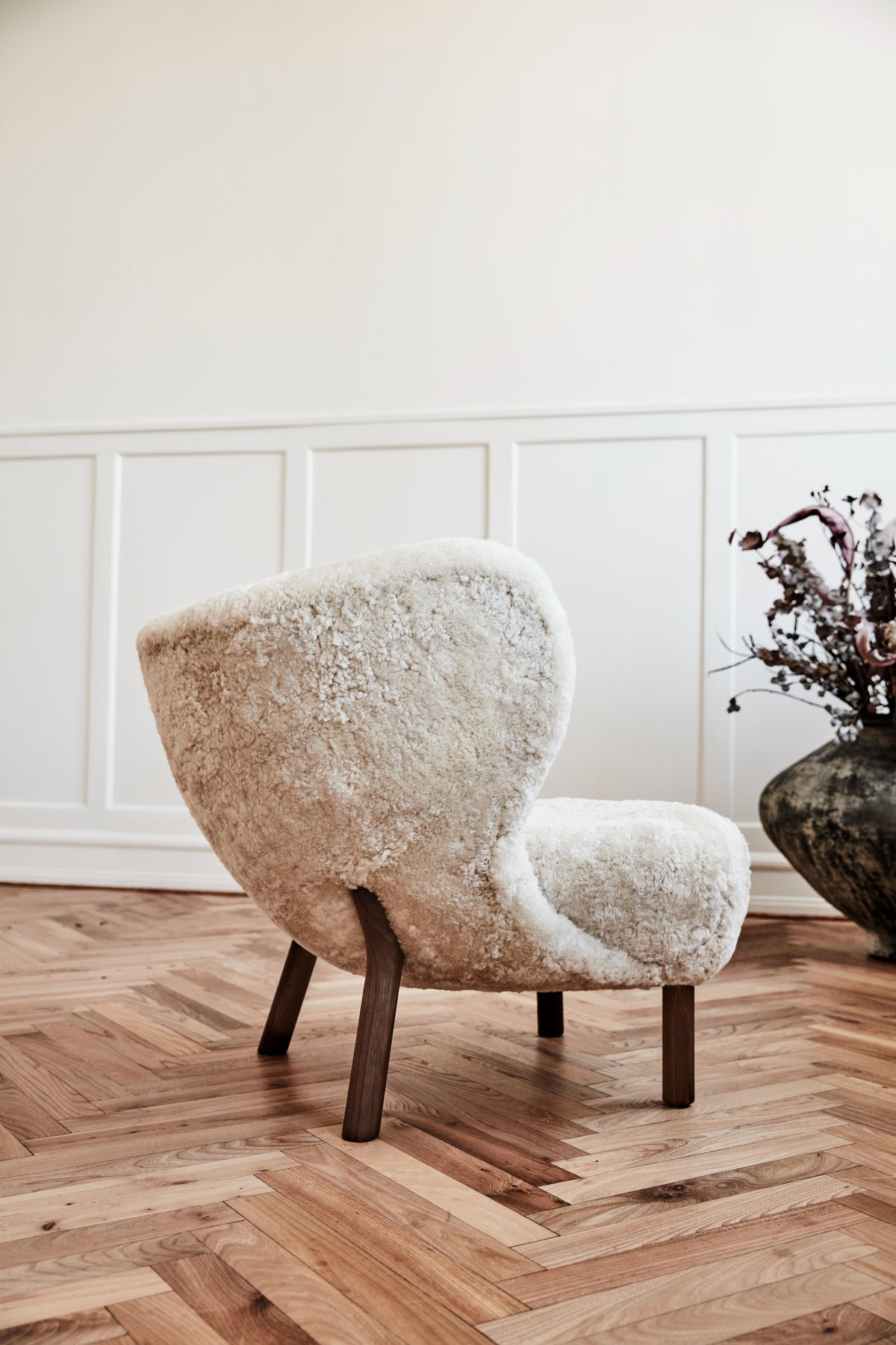 LITTLE PETRA VB1 upholstered armchair with an oak base
