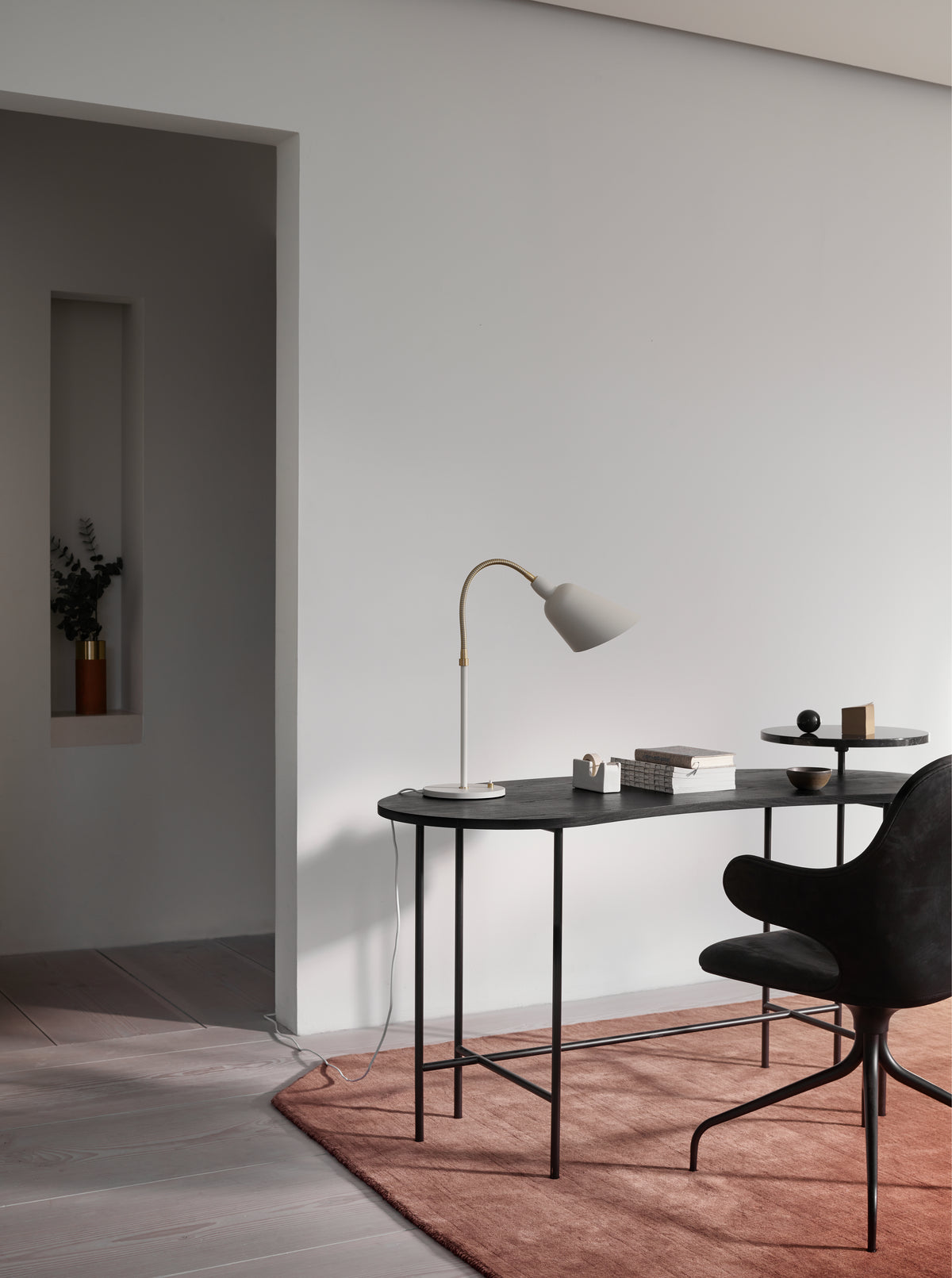 CATCH JH2 upholstered swivel chair with a black aluminum base
