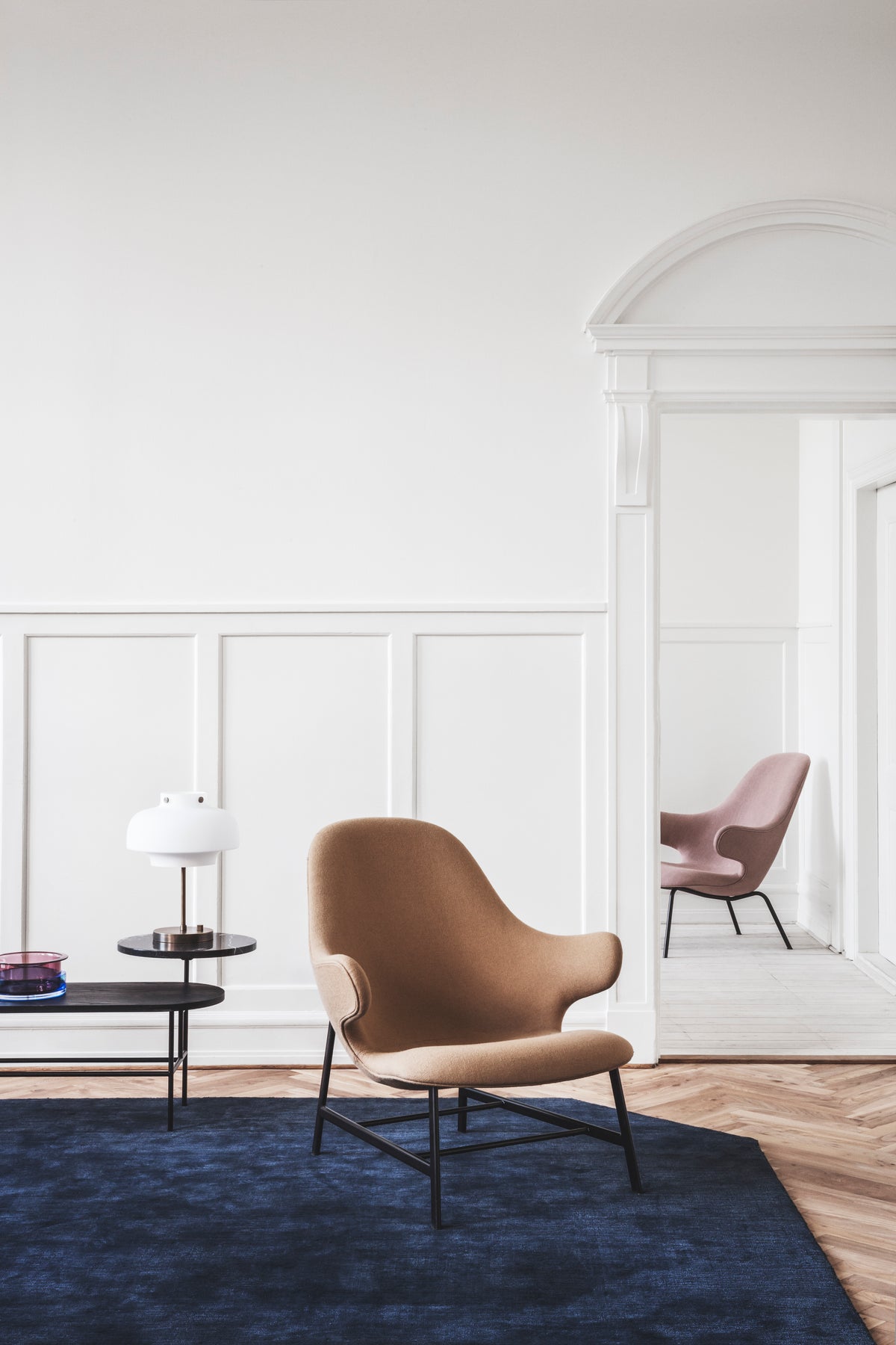 CATCH JH14 upholstered armchair with a black base