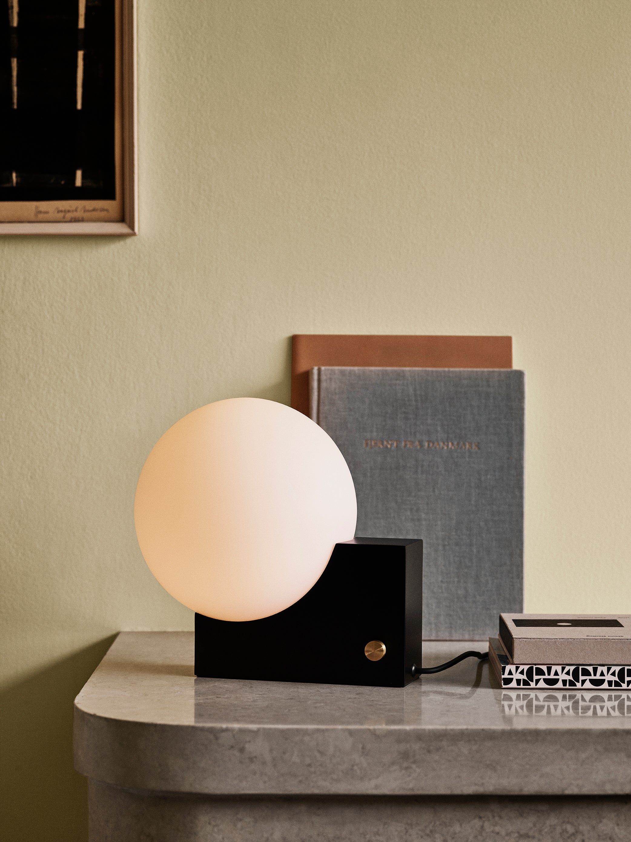 JOURNEY SH1 table lamp with a milky shade and black base.