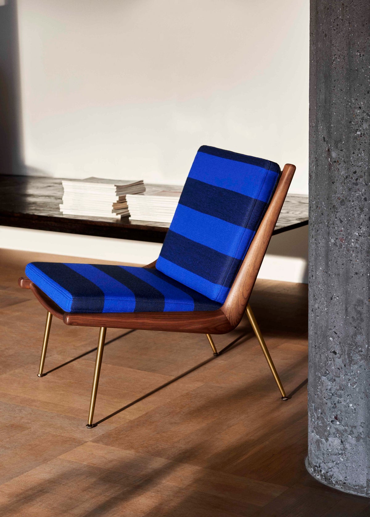 BOOMERANG HM1 Armchair upholstered in walnut with a brass base