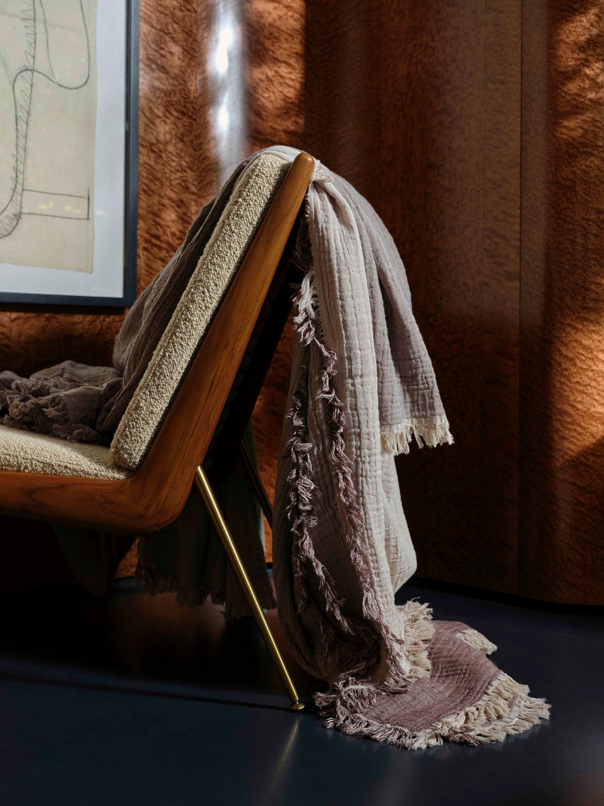 BOOMERANG HM1 Armchair upholstered in walnut with a brass base