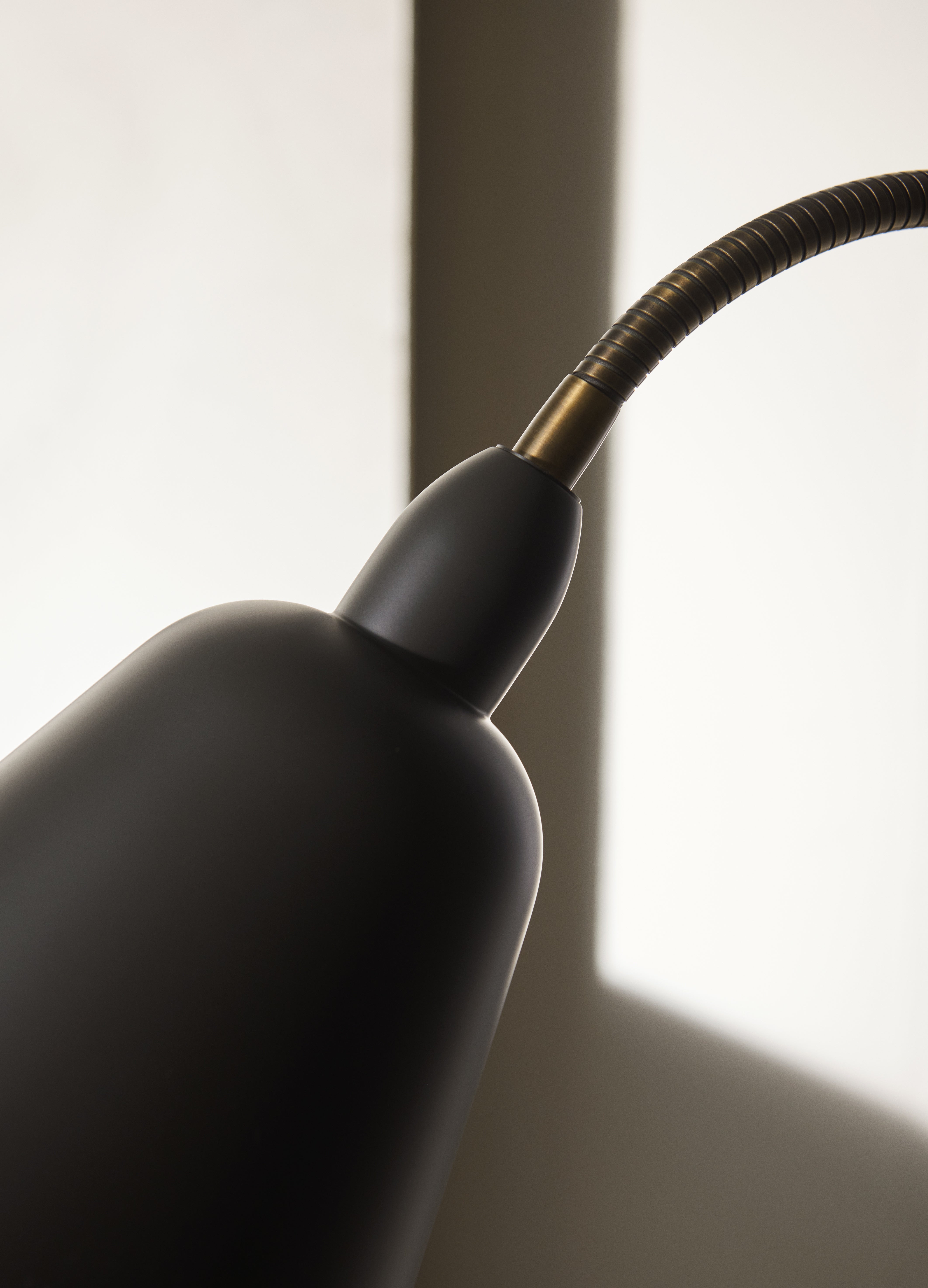 BELLEVUE AJ7 floor lamp in black with brass finish