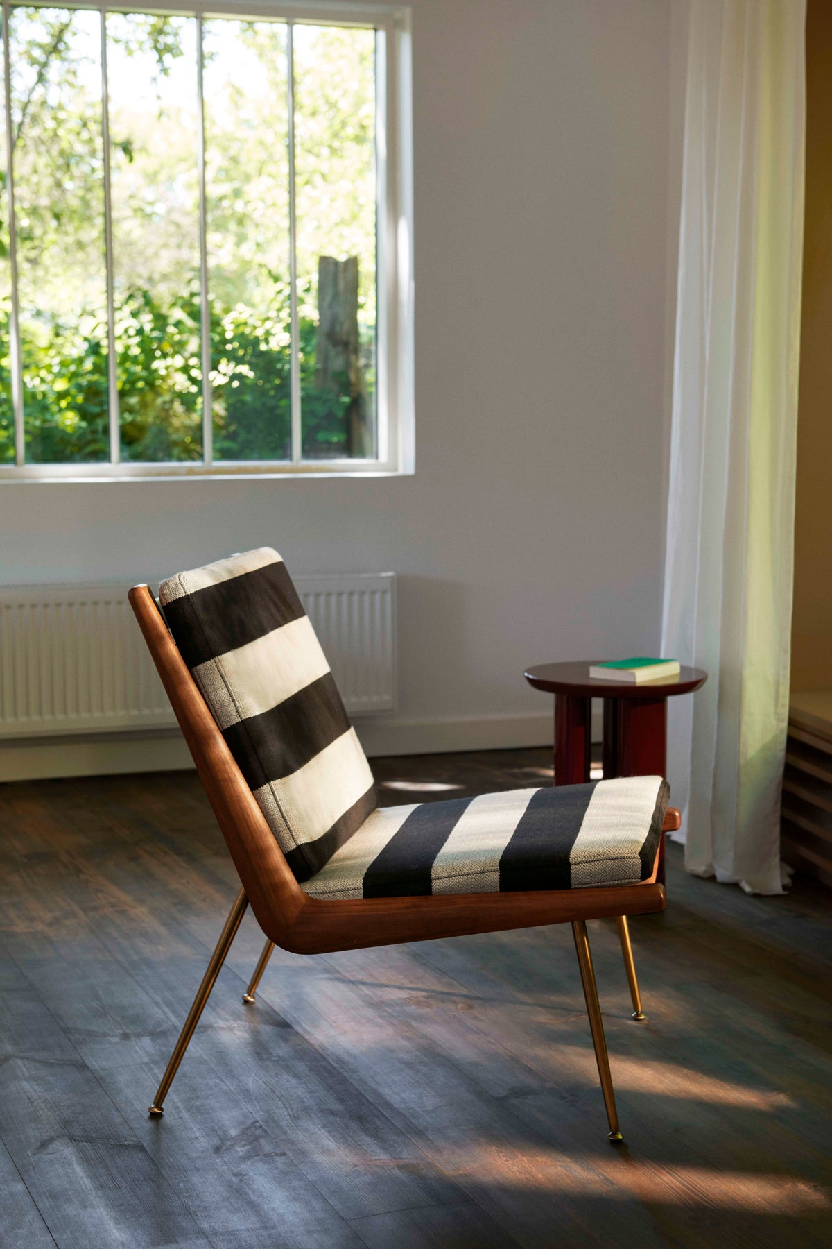 BOOMERANG HM1 Armchair upholstered in walnut with a brass base