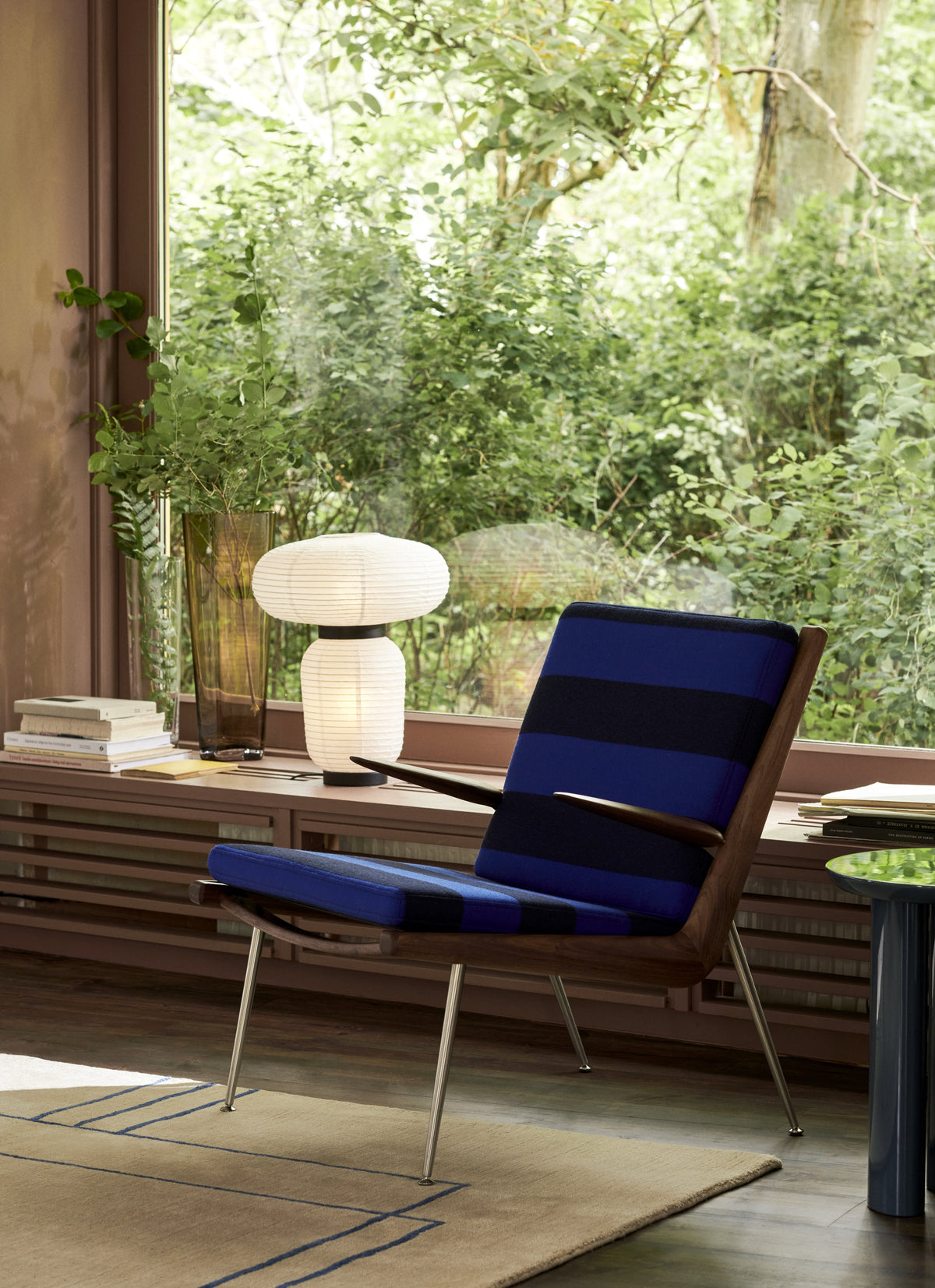 Table lamp FORMAKAMI JH18 with a white paper shade and black oak finish