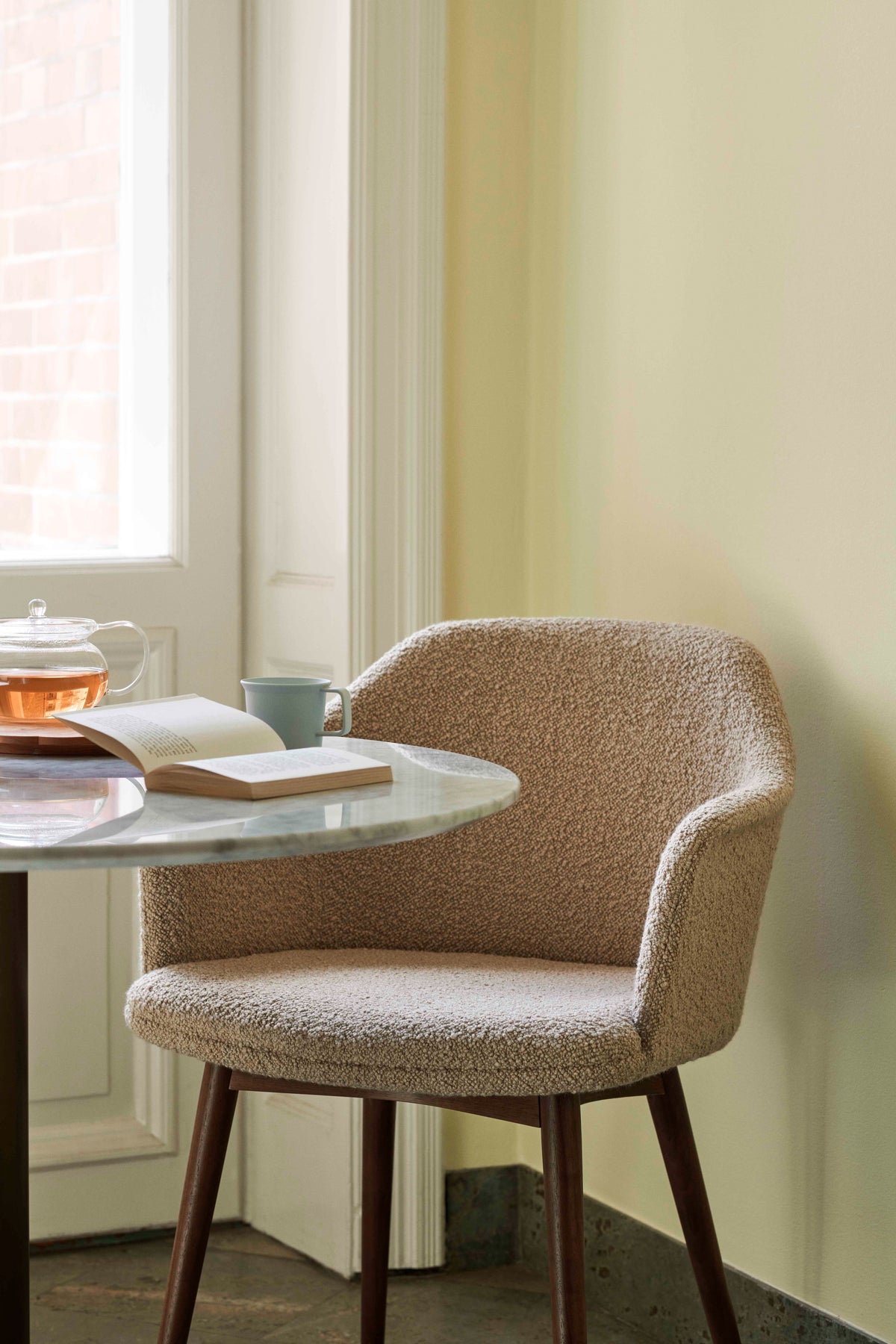 RELY HW79 Armchair upholstered with an oak base