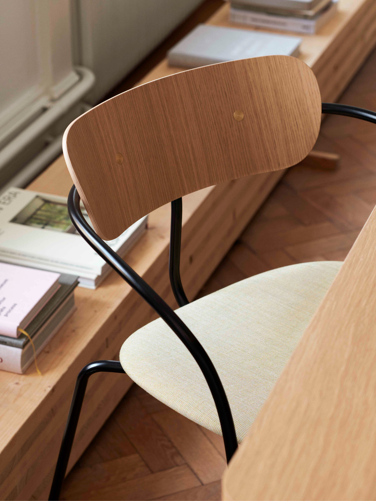 PAVILION AV4 Chair in lacquered oak with an upholstered seat and black base
