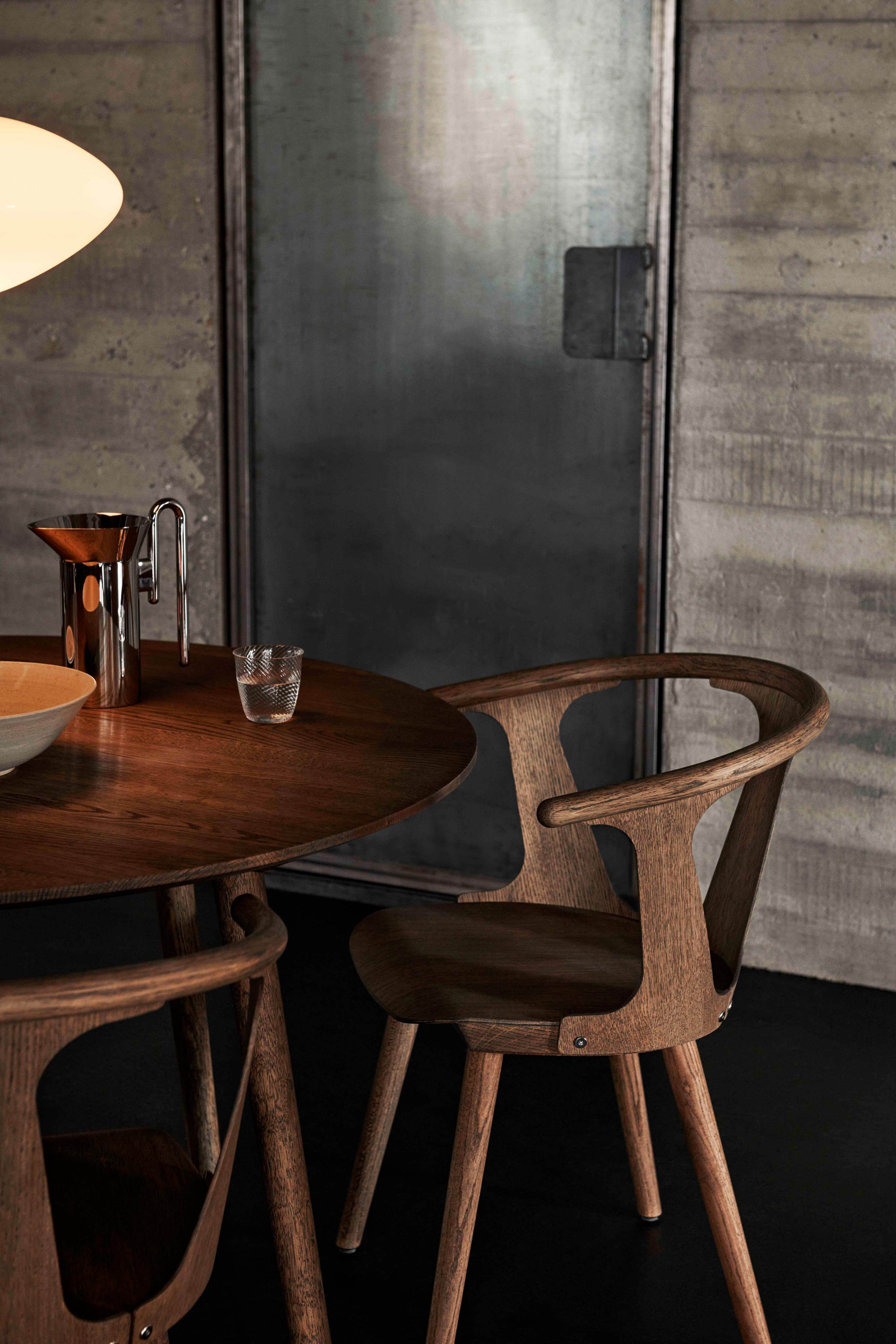 IN BETWEEN Round Table Smoked Oiled Oak
