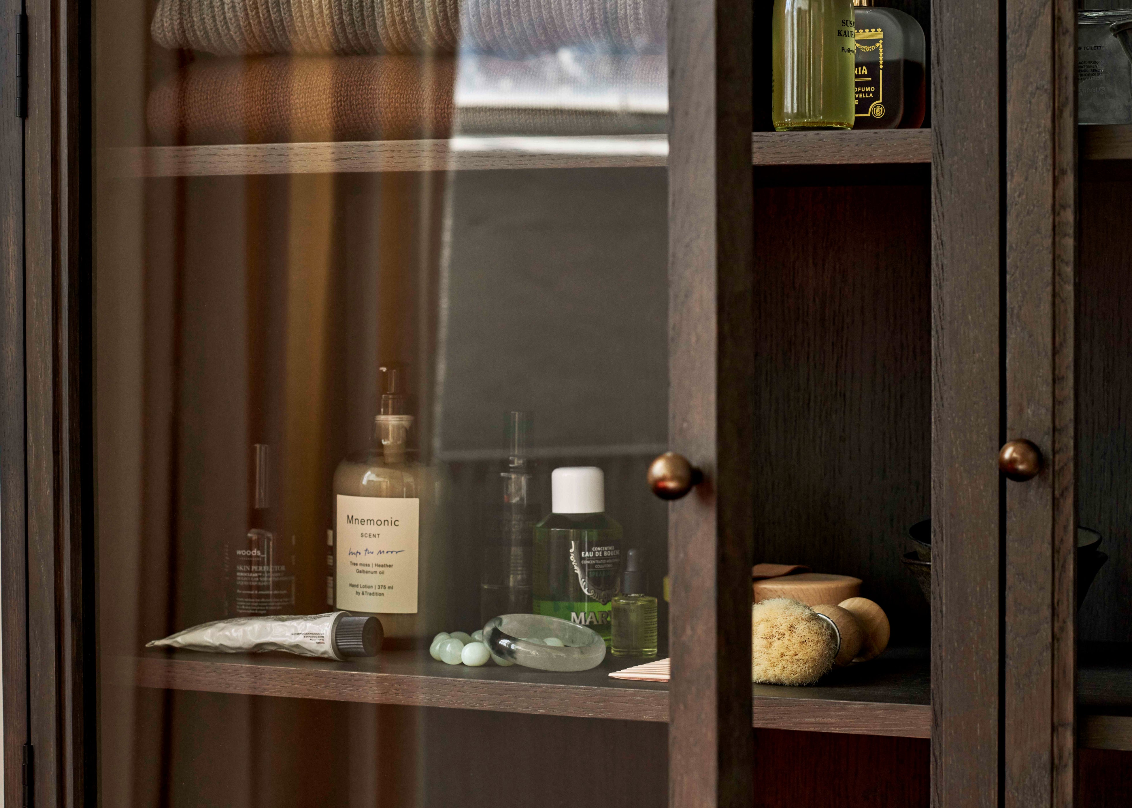 TRACE SC88 display cabinet in dark lacquered oak