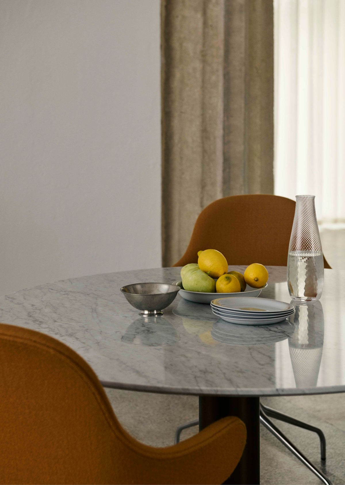 CATCH JH2 upholstered swivel chair with a black aluminum base