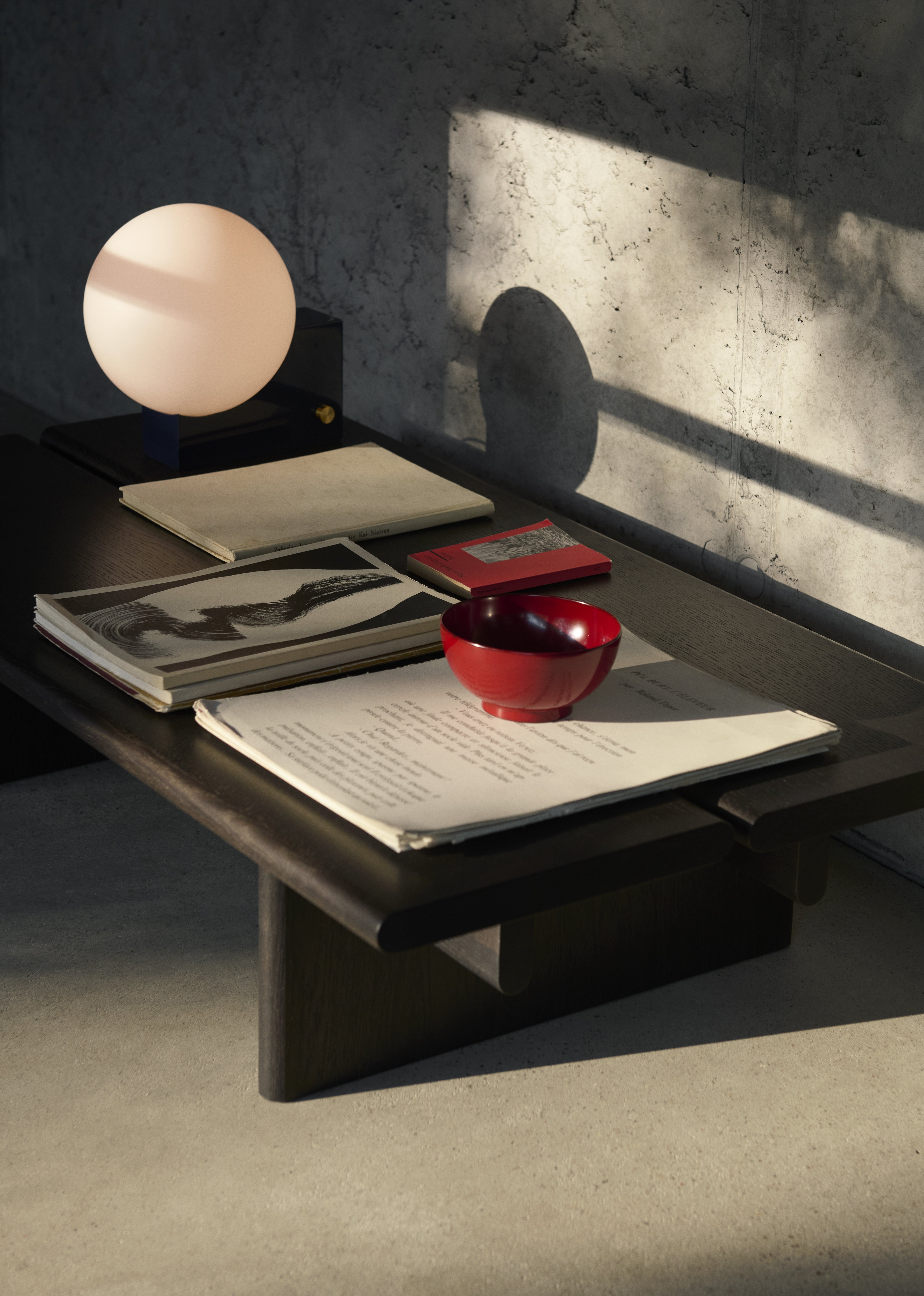 TABLE LAMP JOURNEY SH1 with a milky shade and a dark blue base