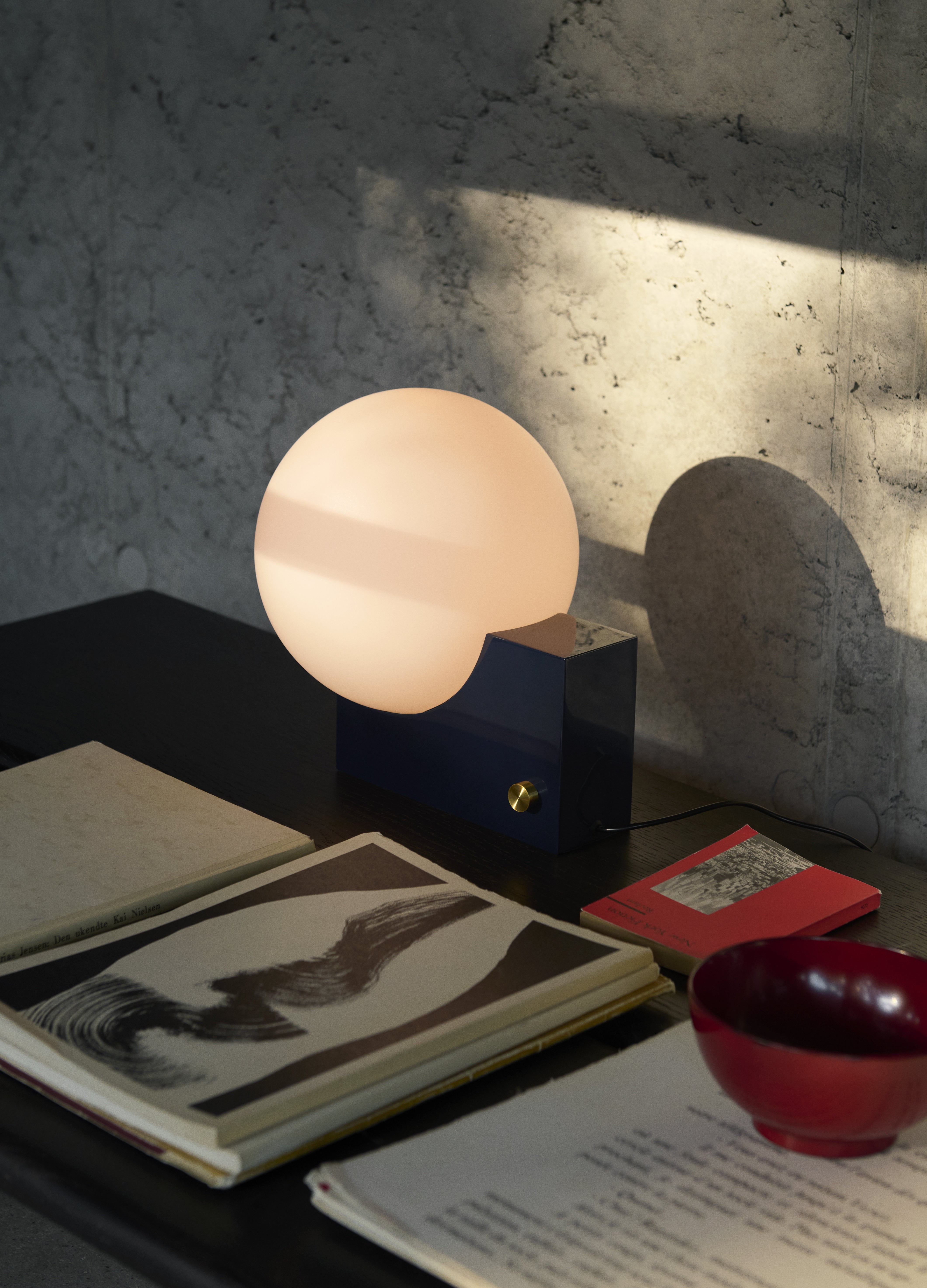 JOURNEY SH1 table lamp with a milky shade and black base.