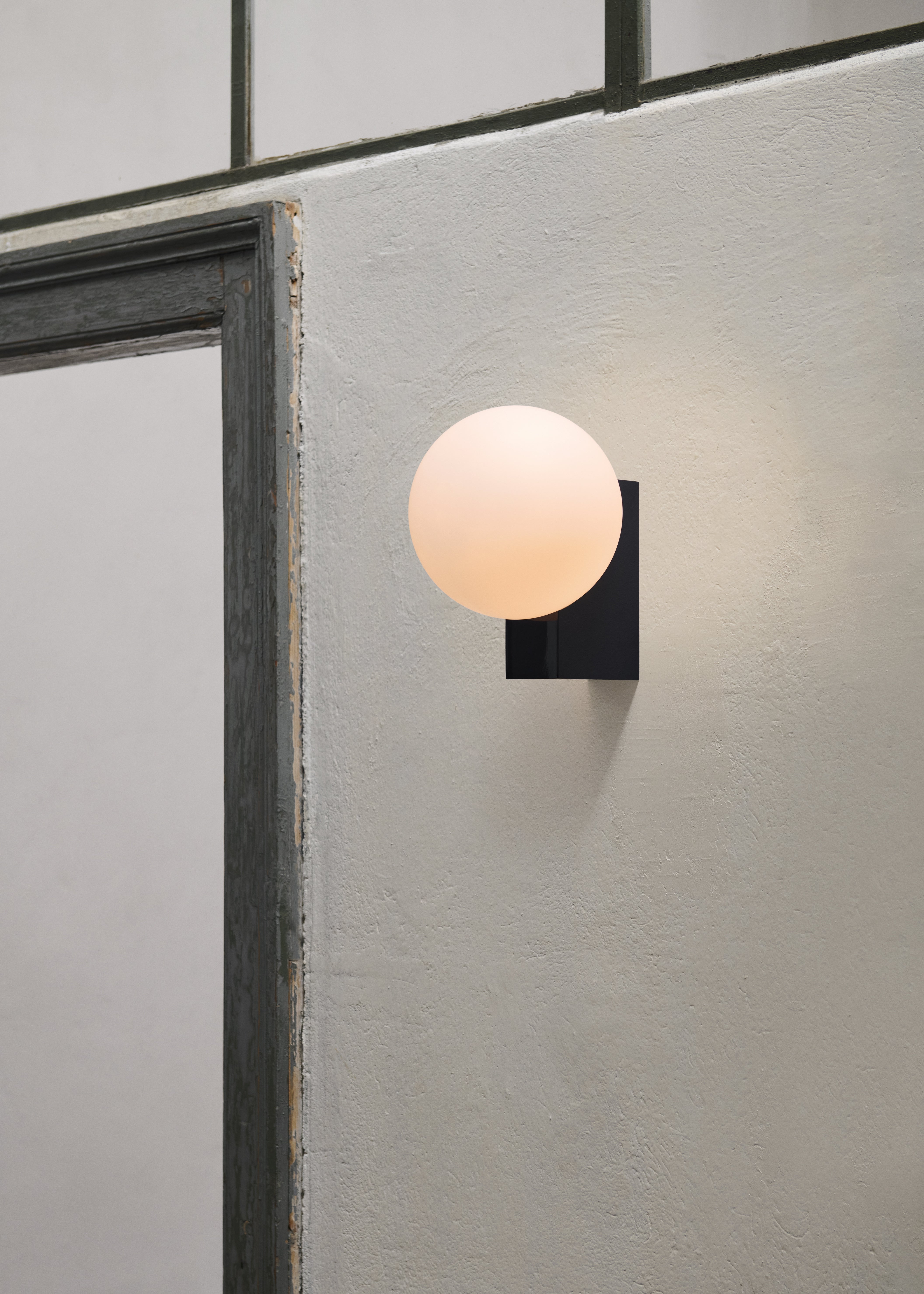 WALL LAMP JOURNEY SH2 glass shade with a black base