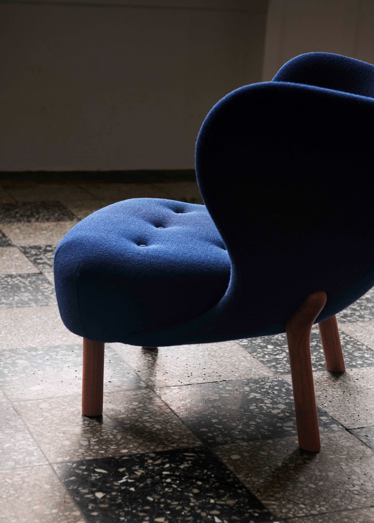 LITTLE PETRA VB1 upholstered armchair with a walnut base