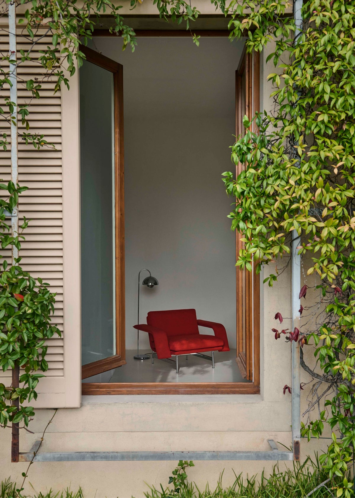 MEANTIME AV29 upholstered armchair with a black base