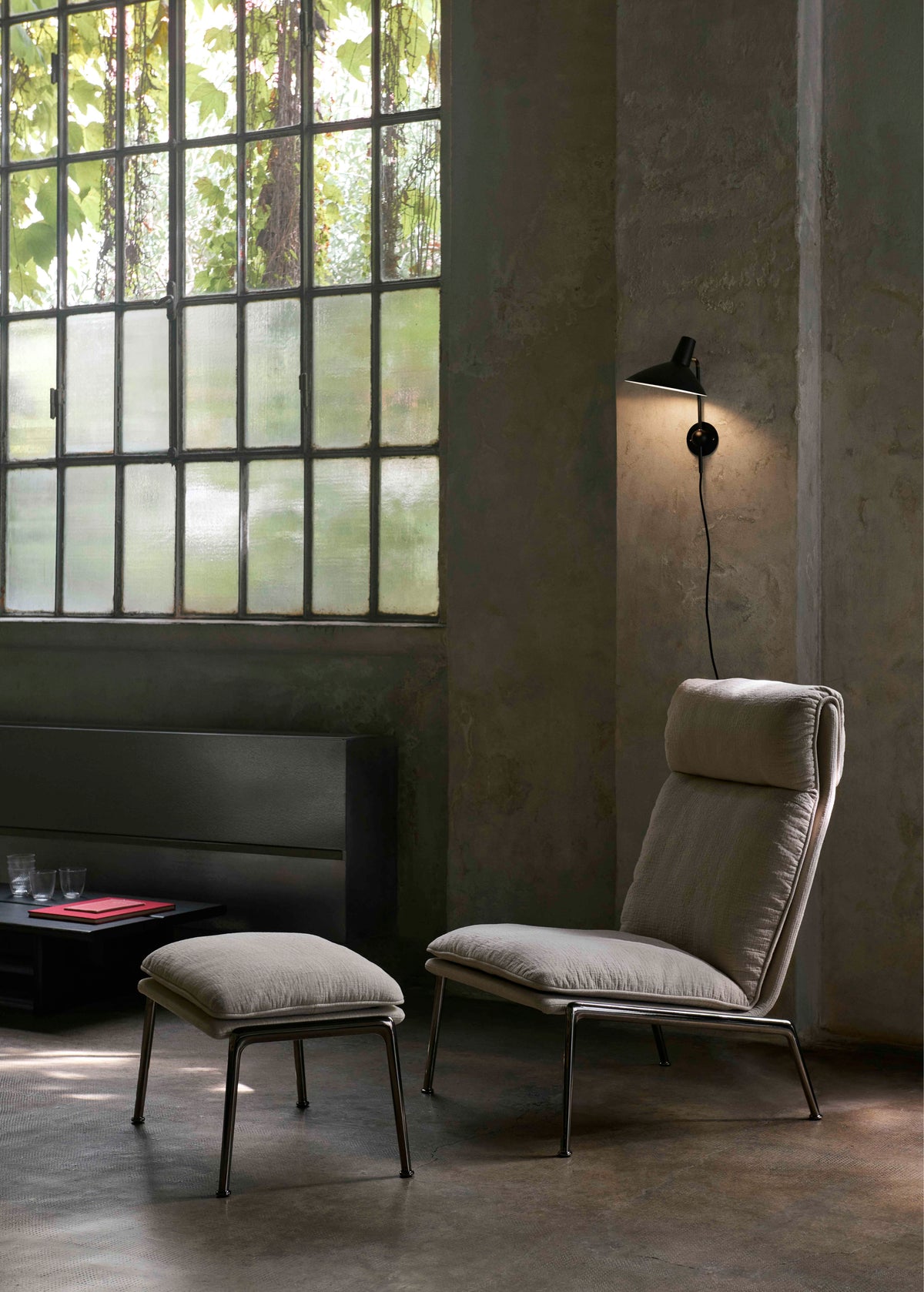 MUNO LN16 Armchair upholstered with a dark aluminum base