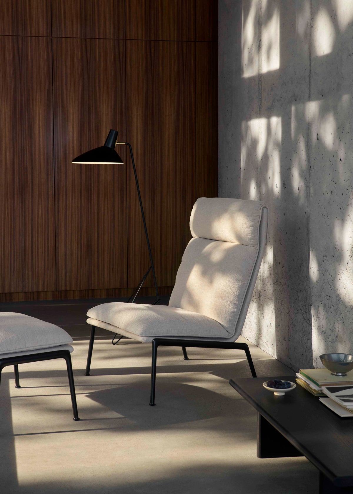 Upholstered MUNO LN20 footstool with a dark aluminum base