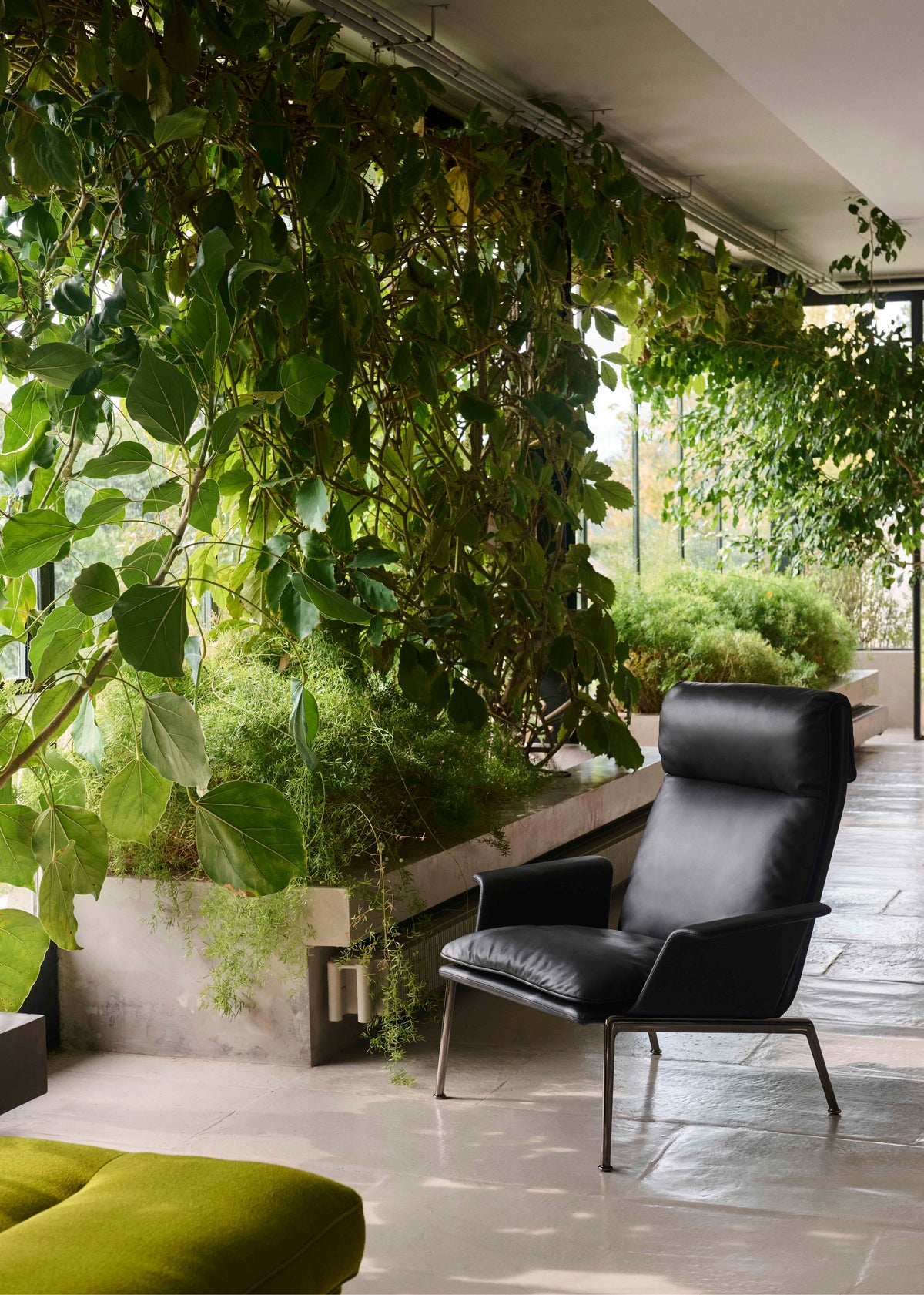 Upholstered MUNO LN17 armchair with a dark aluminum base