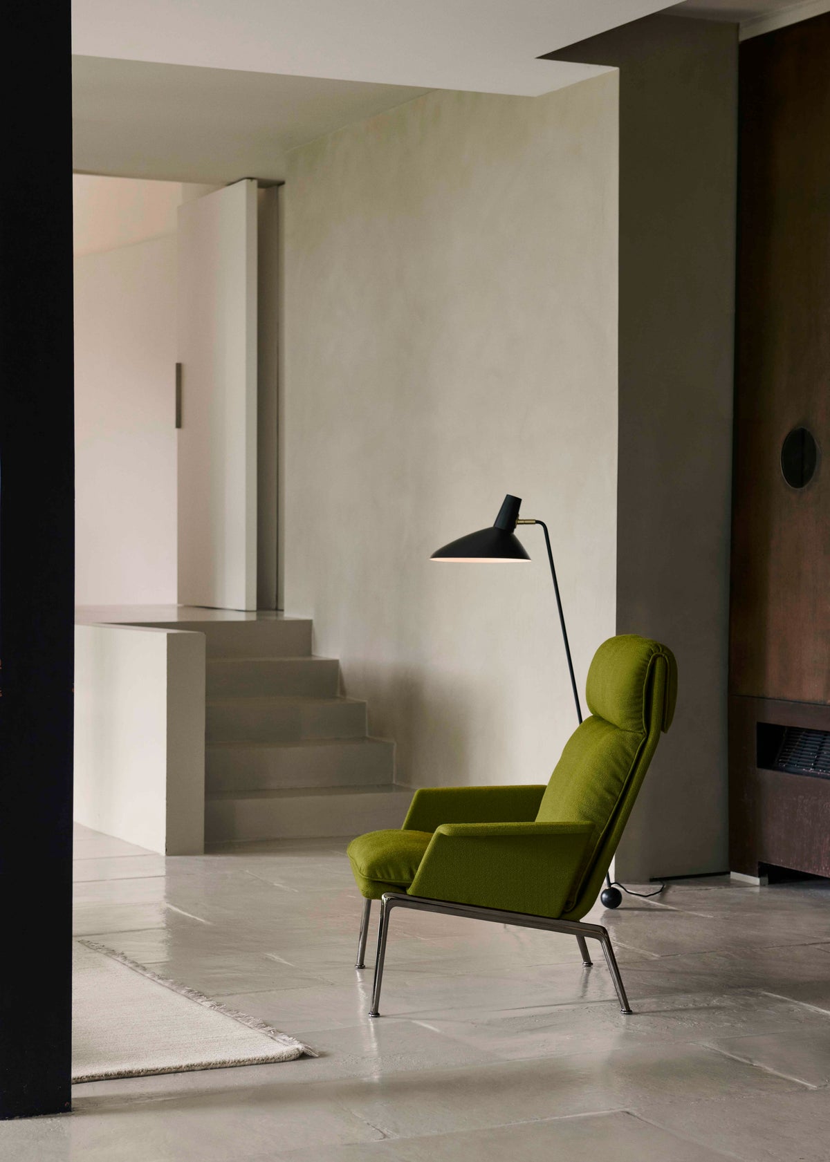 Upholstered MUNO LN17 armchair with a dark aluminum base