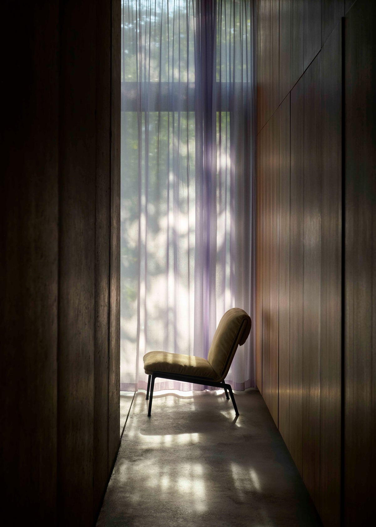 MUNO LN18 upholstered armchair with a black base