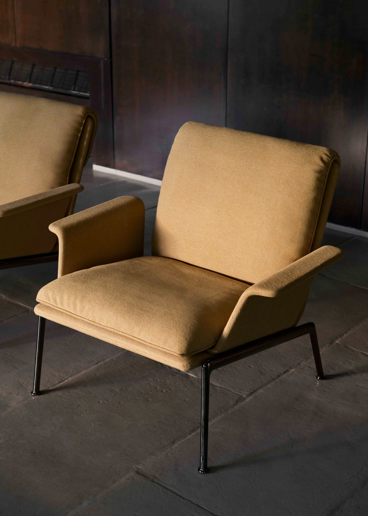 MUNO LN19 upholstered armchair with a dark aluminum base