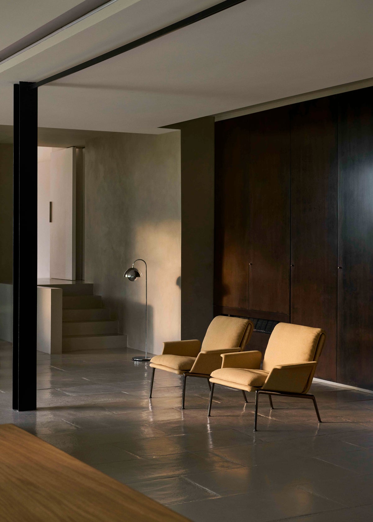 MUNO LN19 upholstered armchair with a dark aluminum base