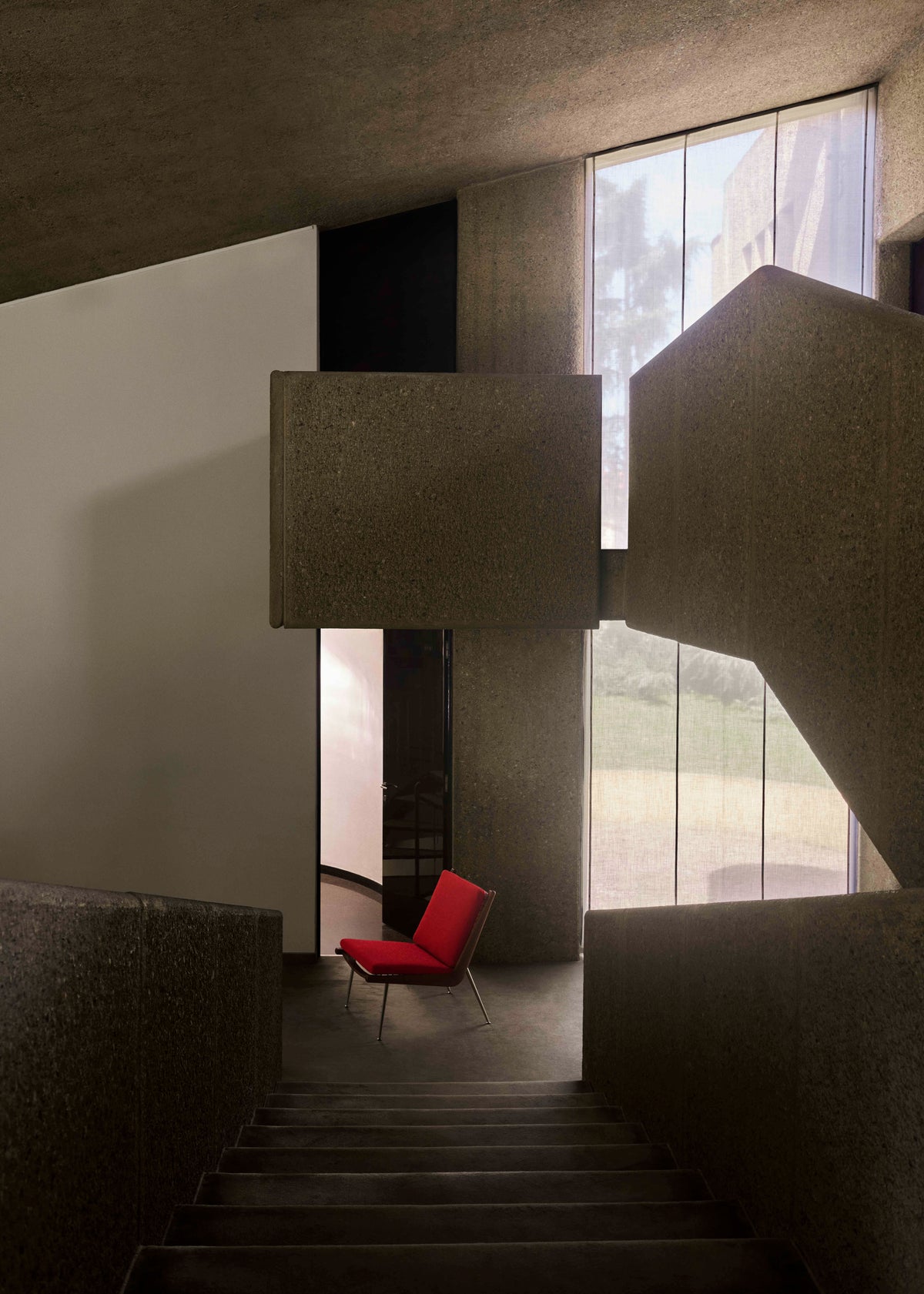 BOOMERANG HM1 Armchair upholstered in walnut with a brass base