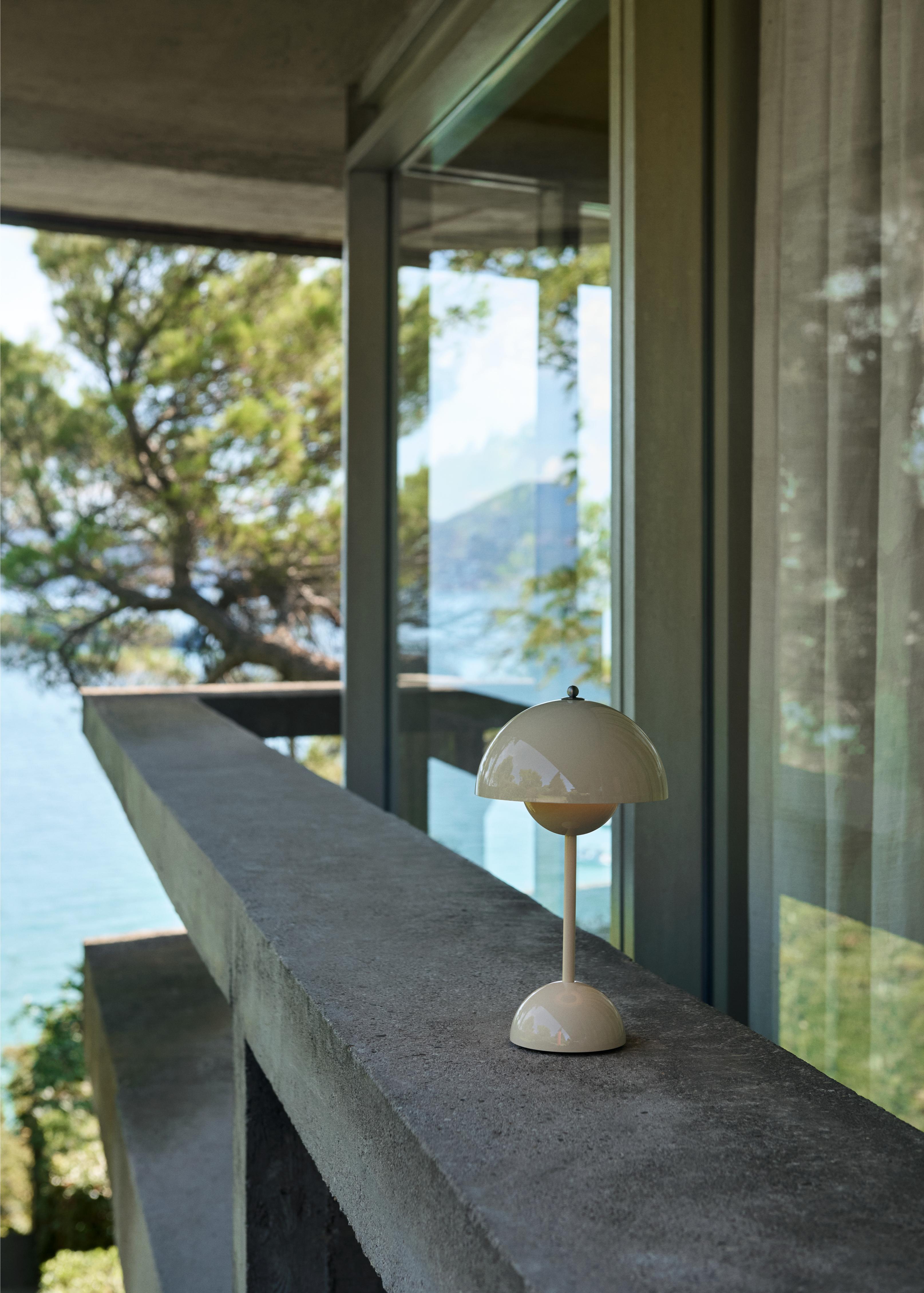 FLOWERPOT VP9 Portable Lamp in Ivory