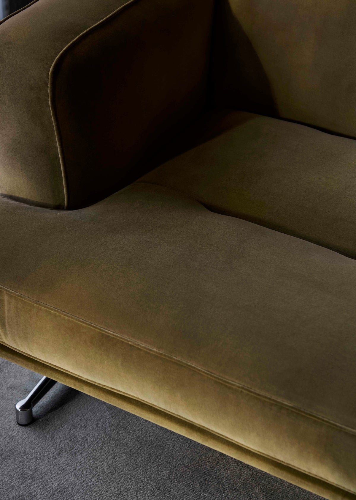 INLAND AV21 upholstered armchair with a black base