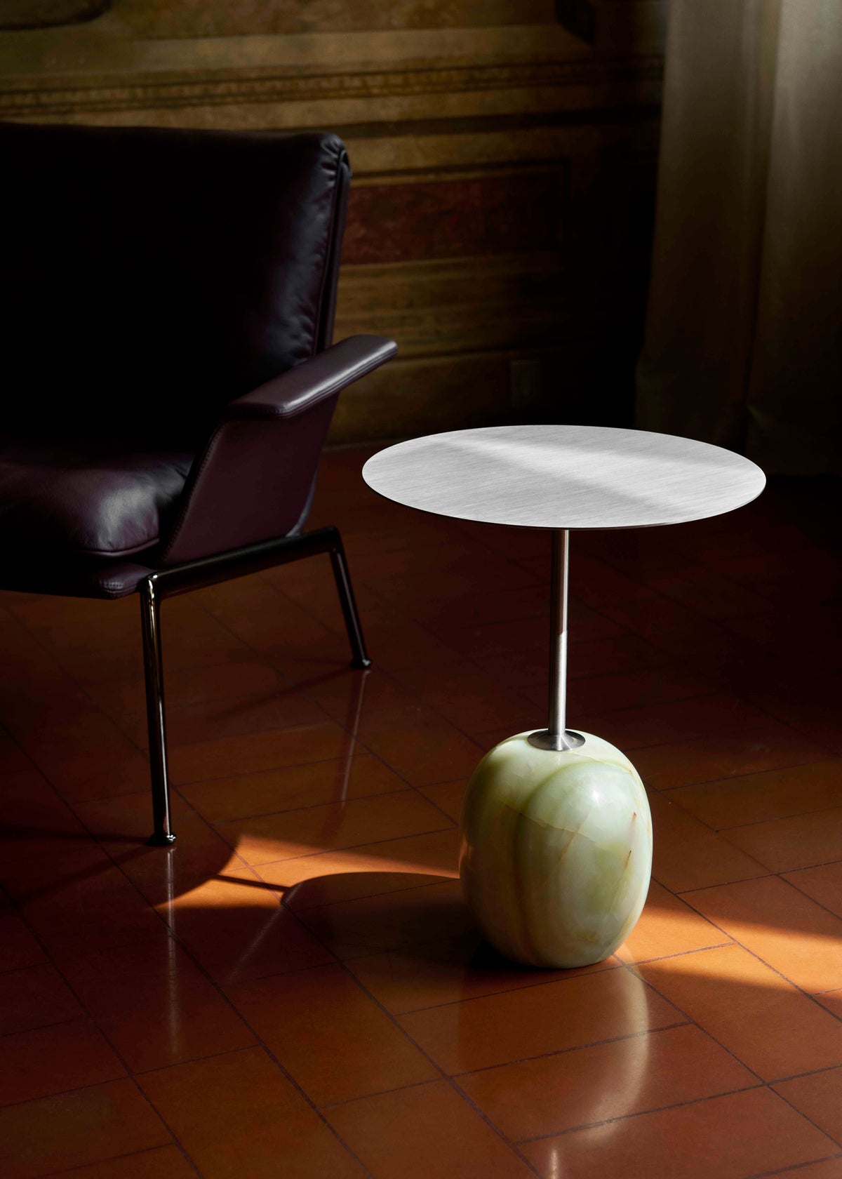 MUNO LN19 upholstered armchair with a dark aluminum base
