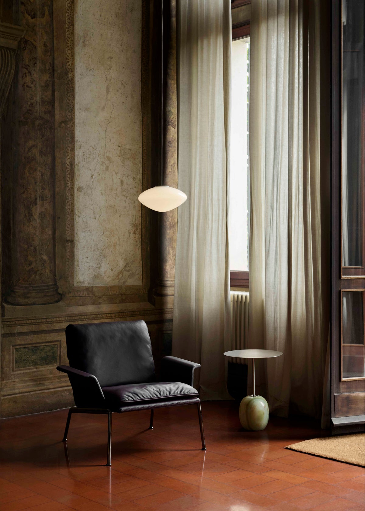 MUNO LN19 upholstered armchair with a dark aluminum base