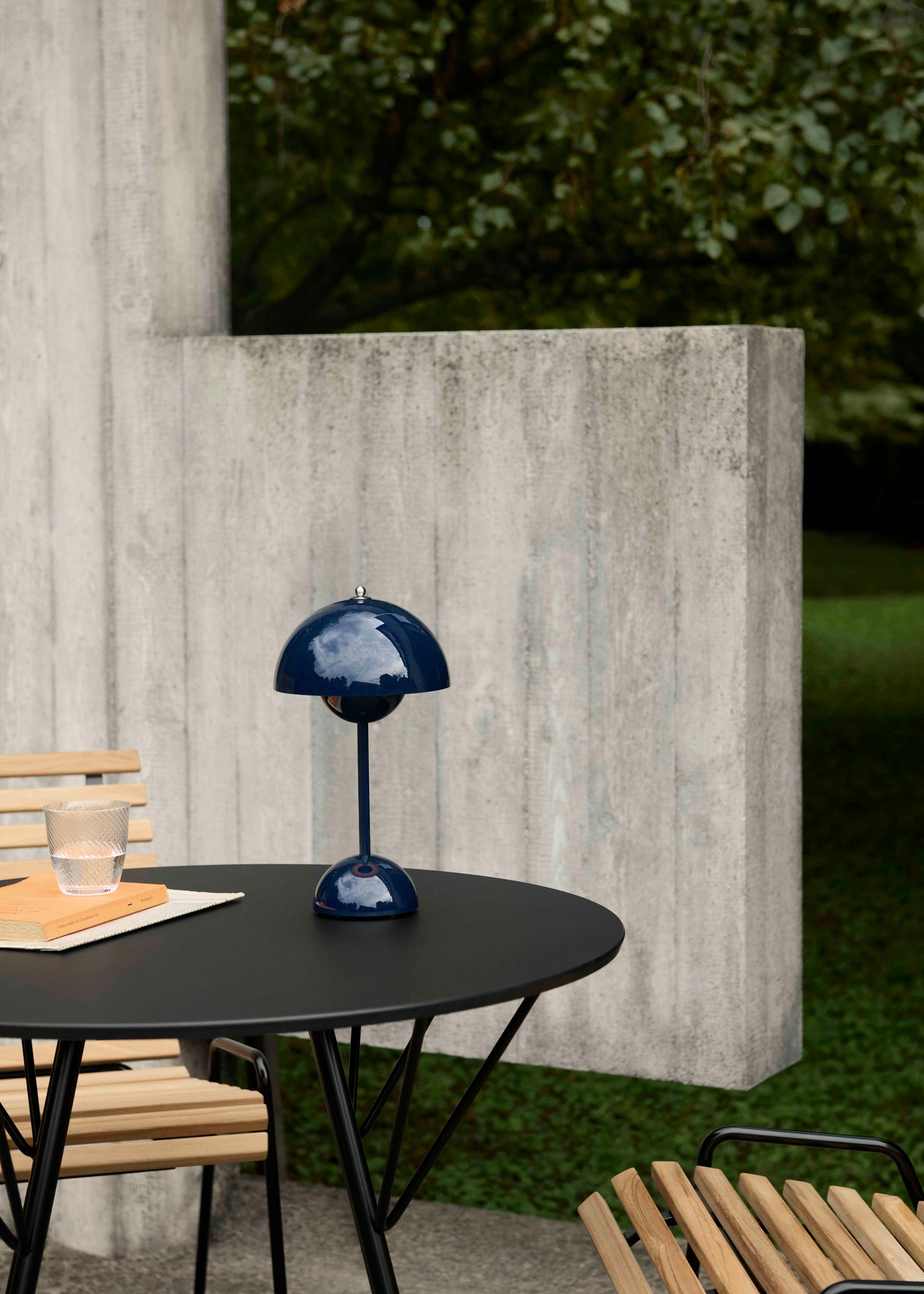 RFH round outdoor table in black