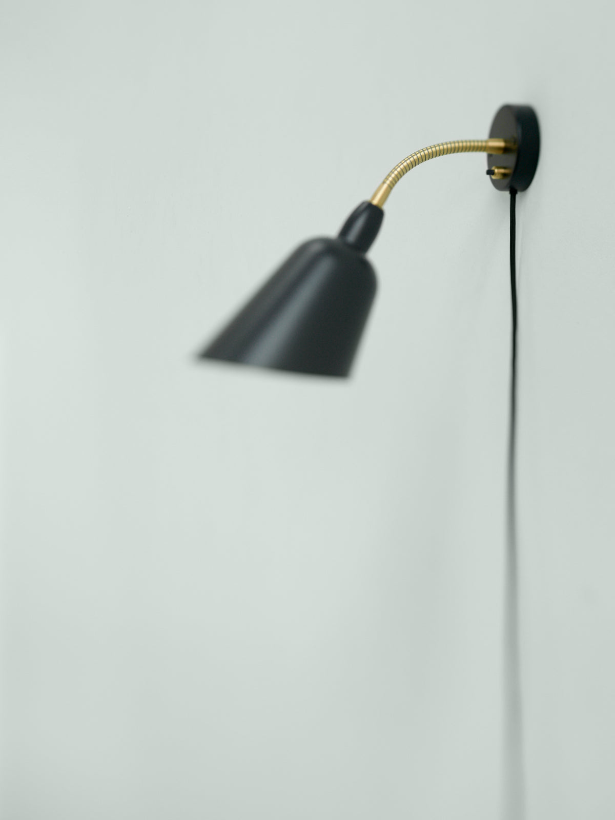BELLEVUE AJ9 wall lamp in black with brass finish