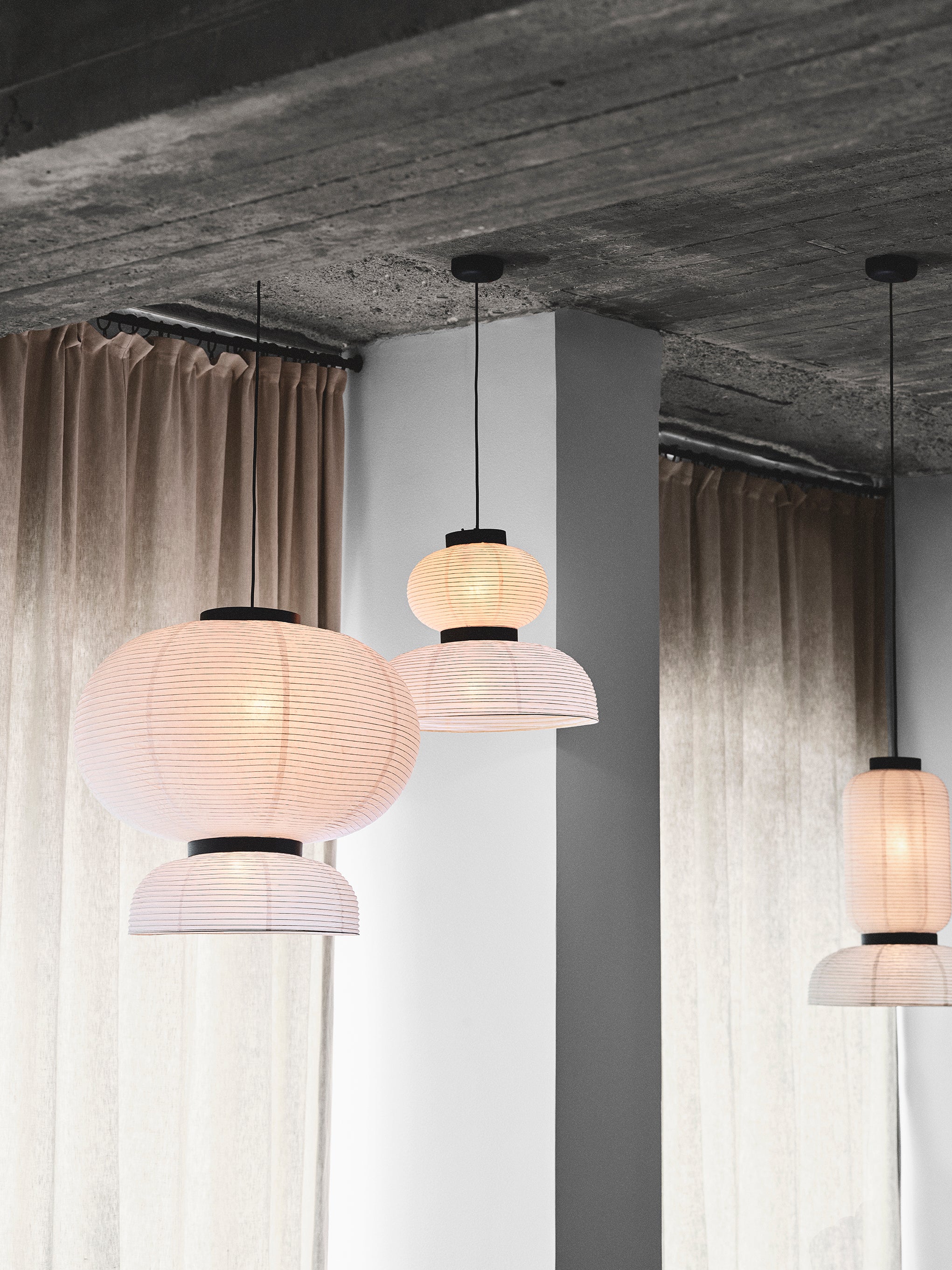 FORMAKAMI JH4 pendant lamp with a white paper shade and black oak finish.