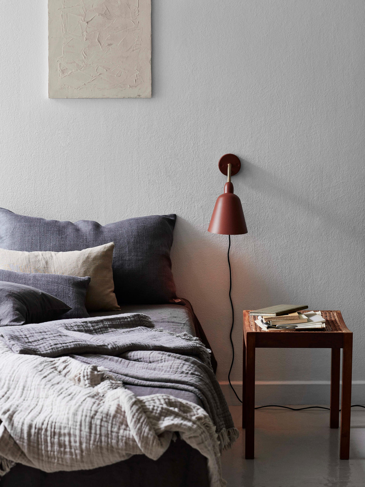 BELLEVUE AJ9 wall lamp in black with brass finish