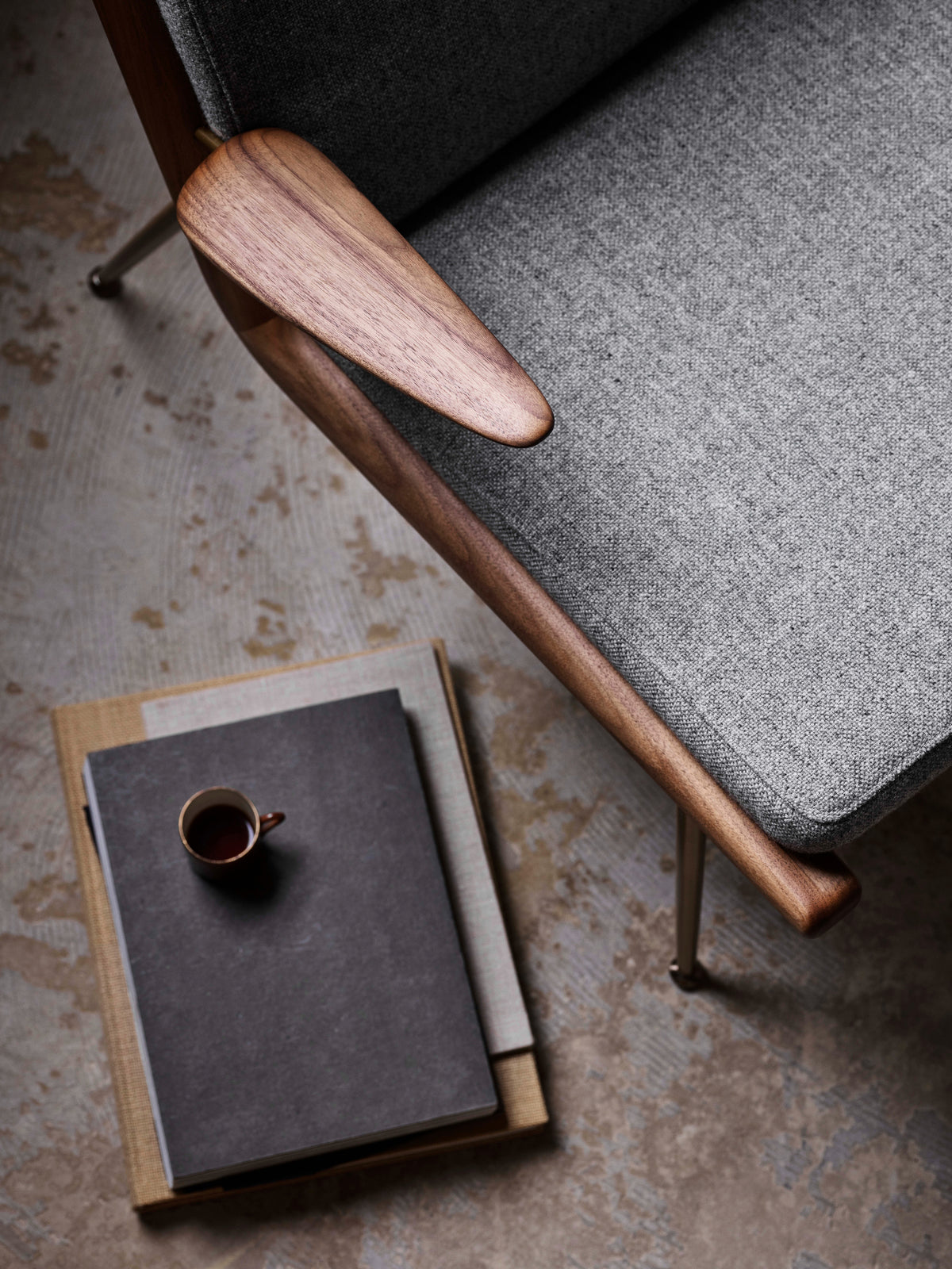 BOOMERANG HM2 Armchair with Oak Frame and Brass Base