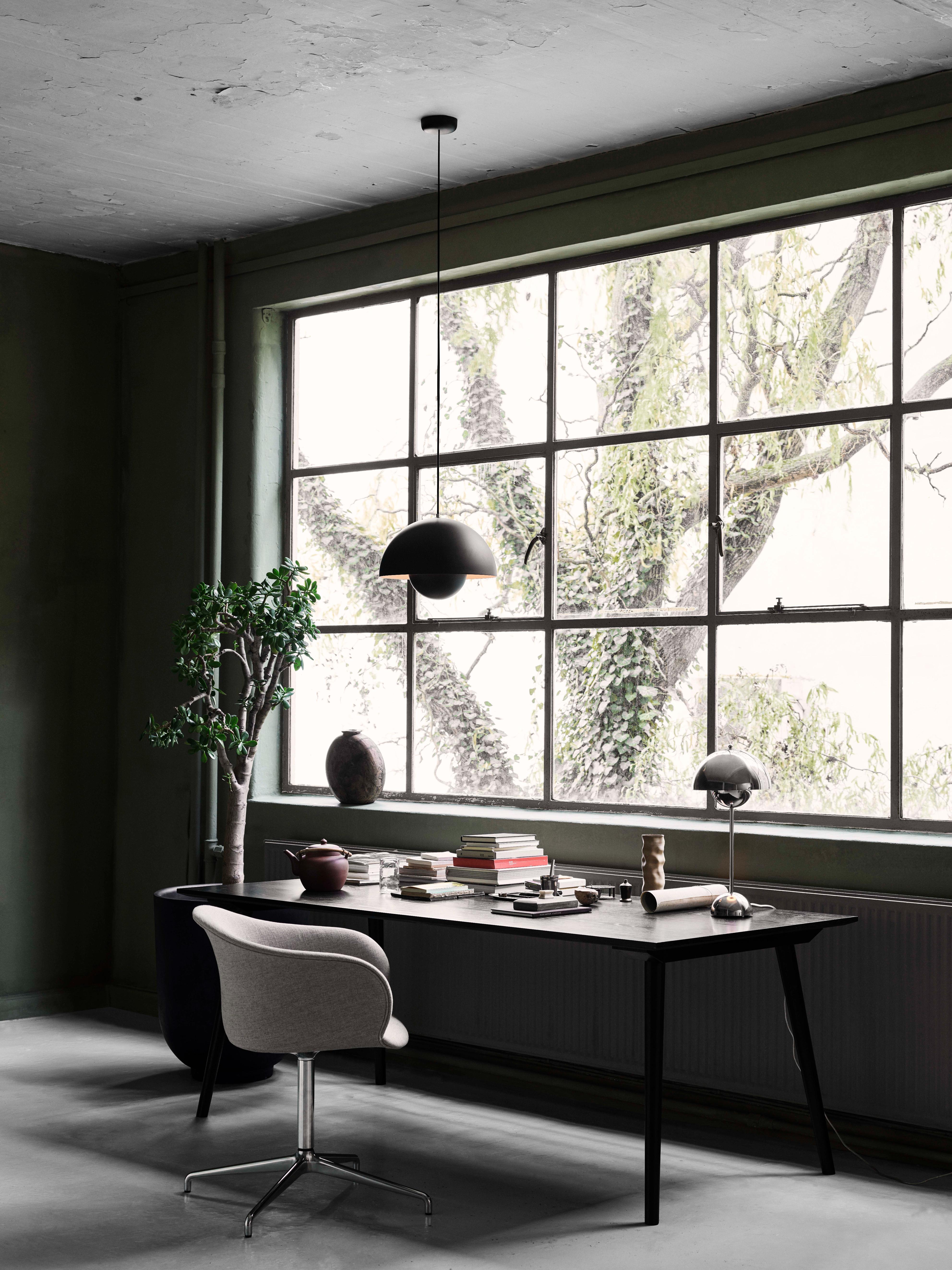 FLOWERPOT VP3 Table Lamp in Matte Black