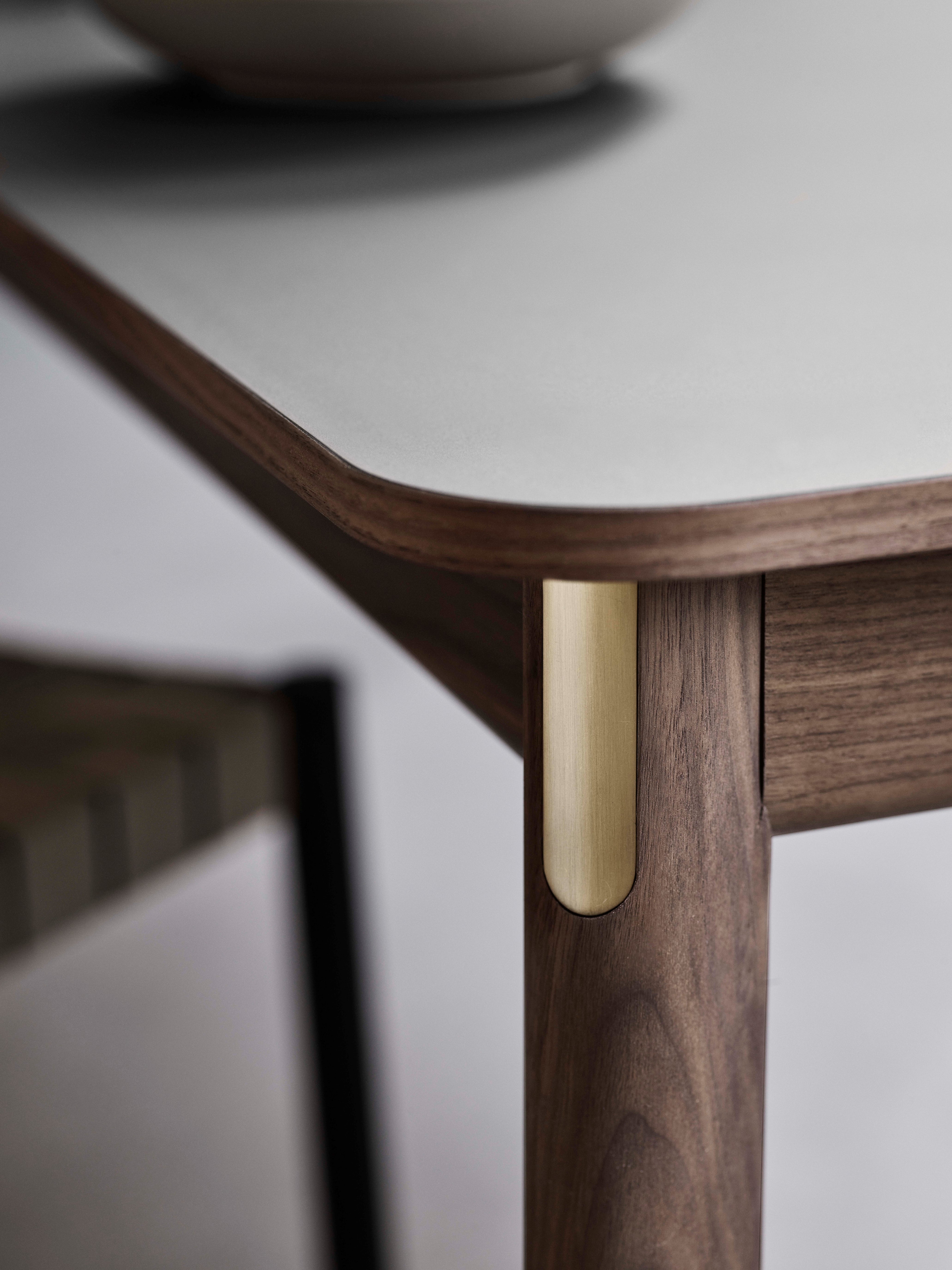 PATCH gray extendable table with a laminated top and a smoked oak base