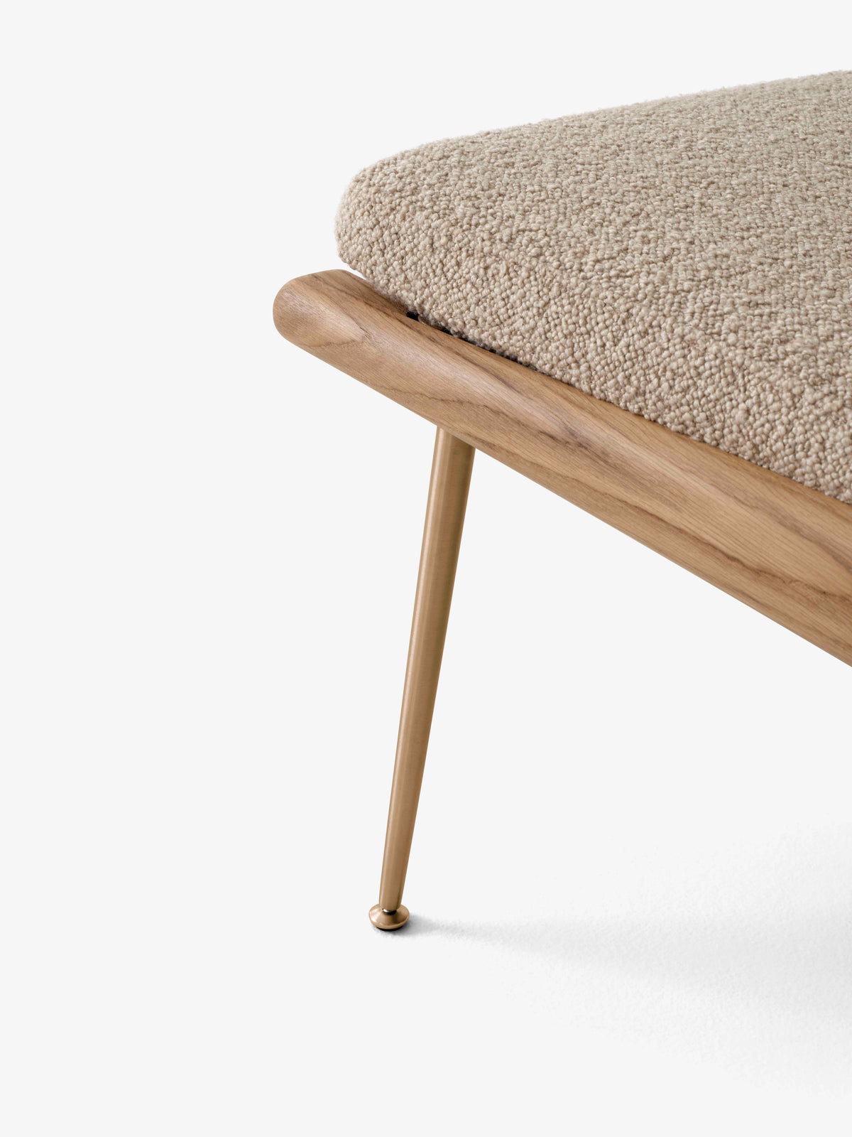 BOOMERANG HM1 Armchair upholstered with an oak frame and brass base