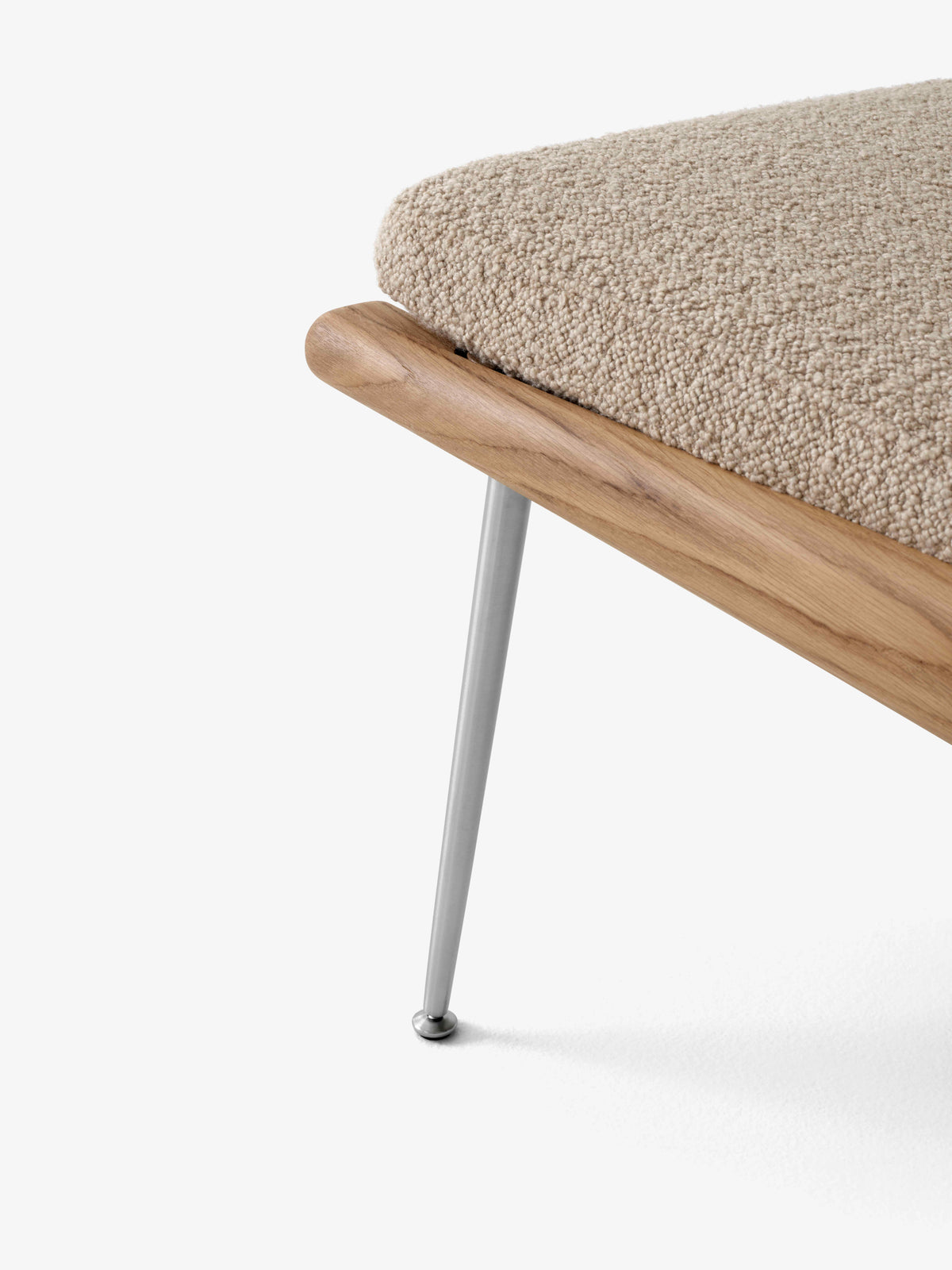 BOOMERANG HM1 Armchair upholstered with an oak frame and steel base